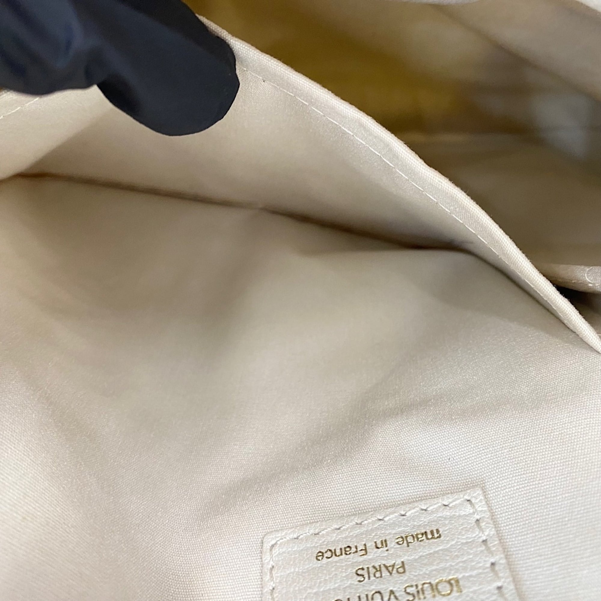 Louis Vuitton White Handbag (Pre-Owned)