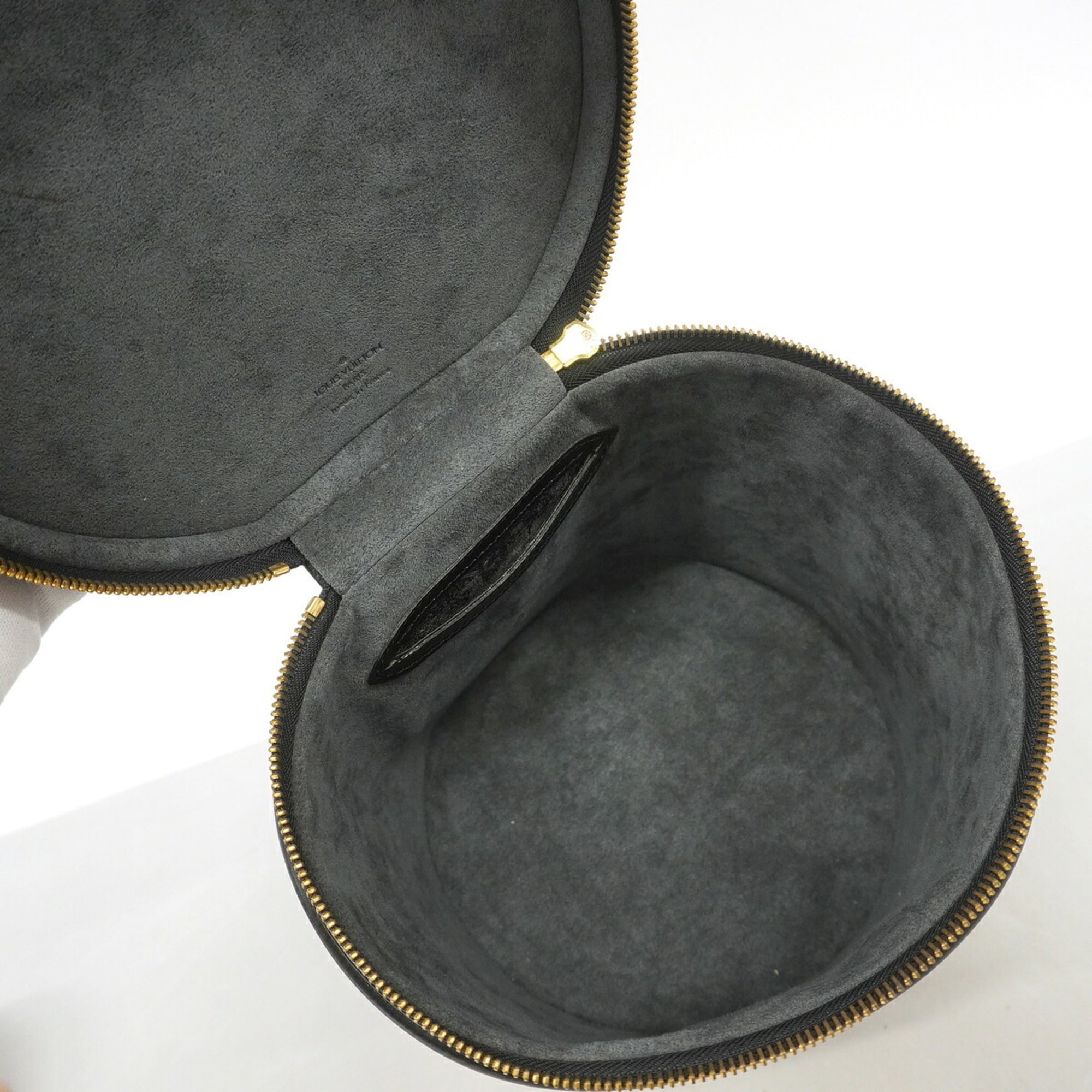 Louis Vuitton Noir Handbag (Pre-Owned)