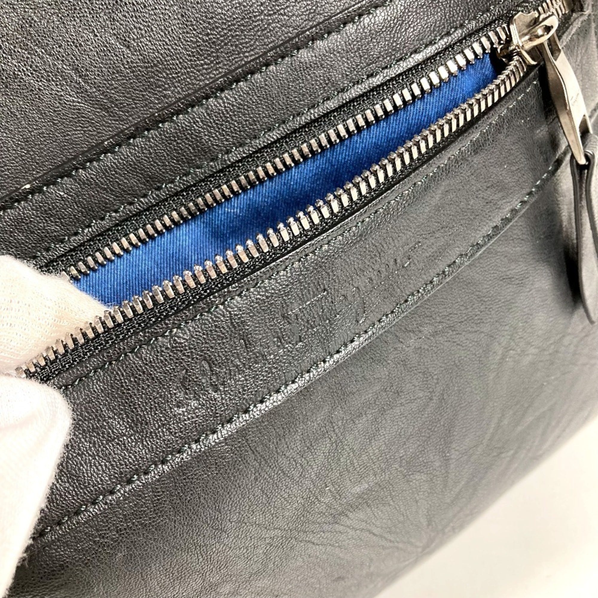Salvatore Ferragamo Black Leather Shoulder Bag (Pre-Owned)