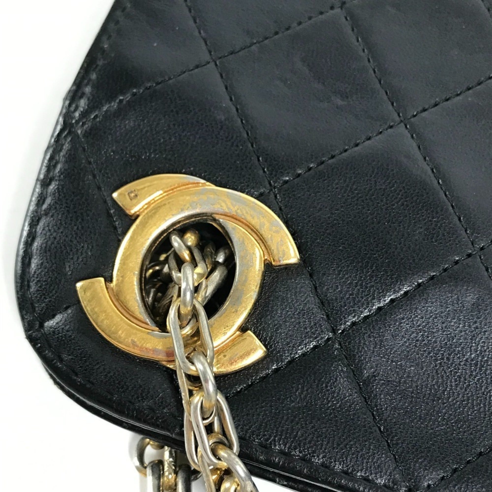 Chanel Matelasse Black Leather Shoulder Bag (Pre-Owned)