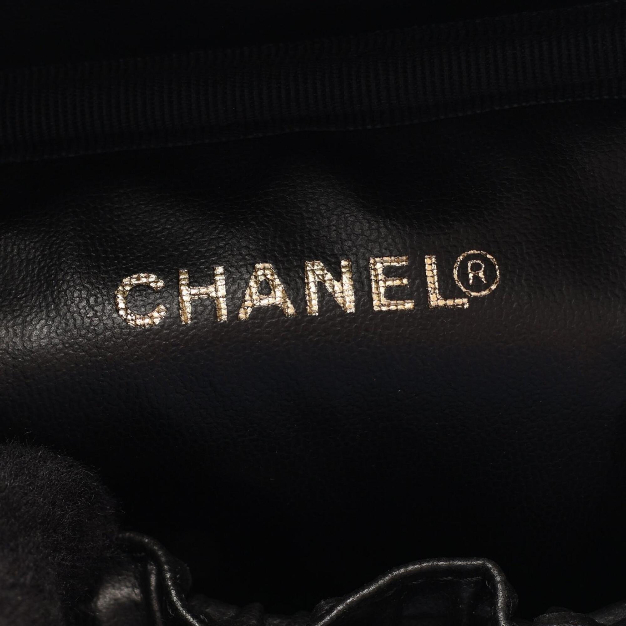 Chanel Black Grained Calfskin Handbag (Pre-Owned)