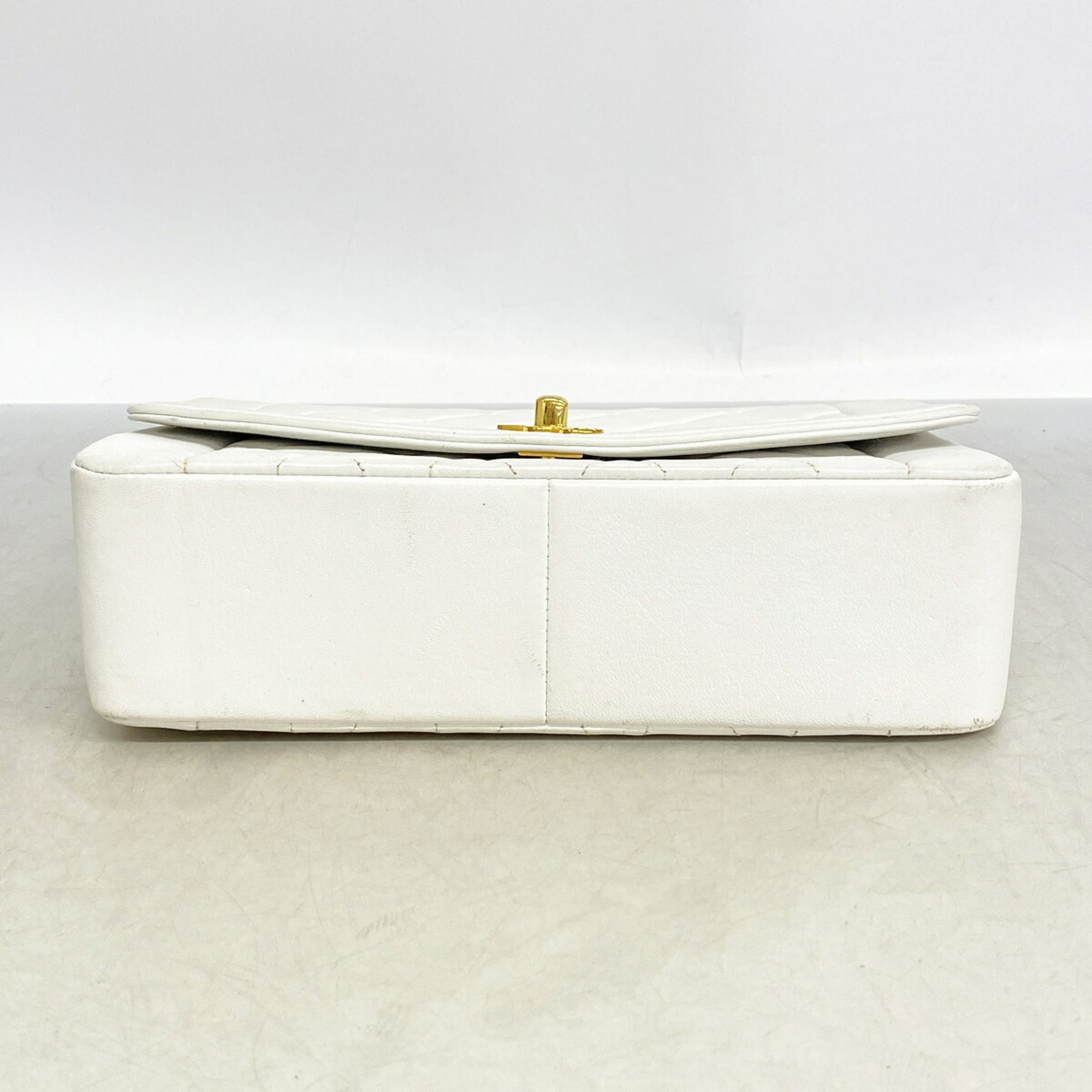 Chanel White Leather Shoulder Bag (Pre-Owned)