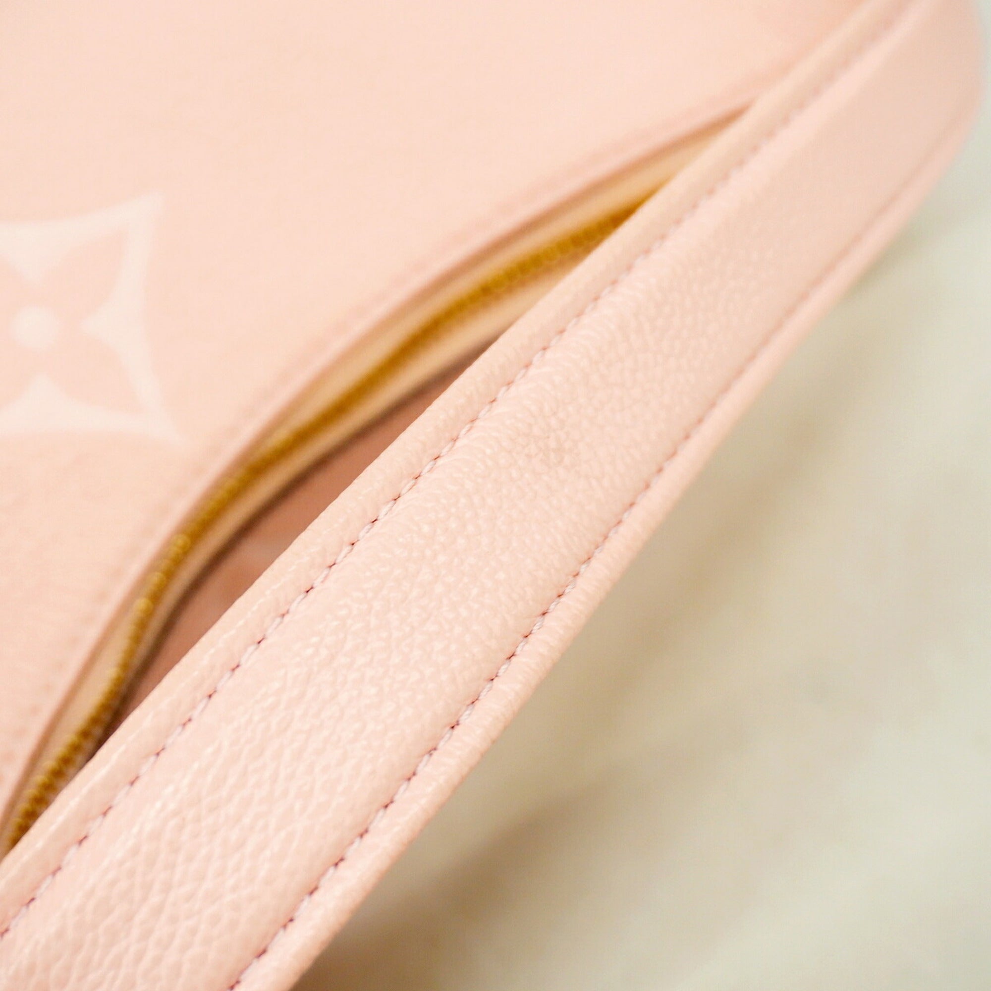 Louis Vuitton Pink Handbag (Pre-Owned)