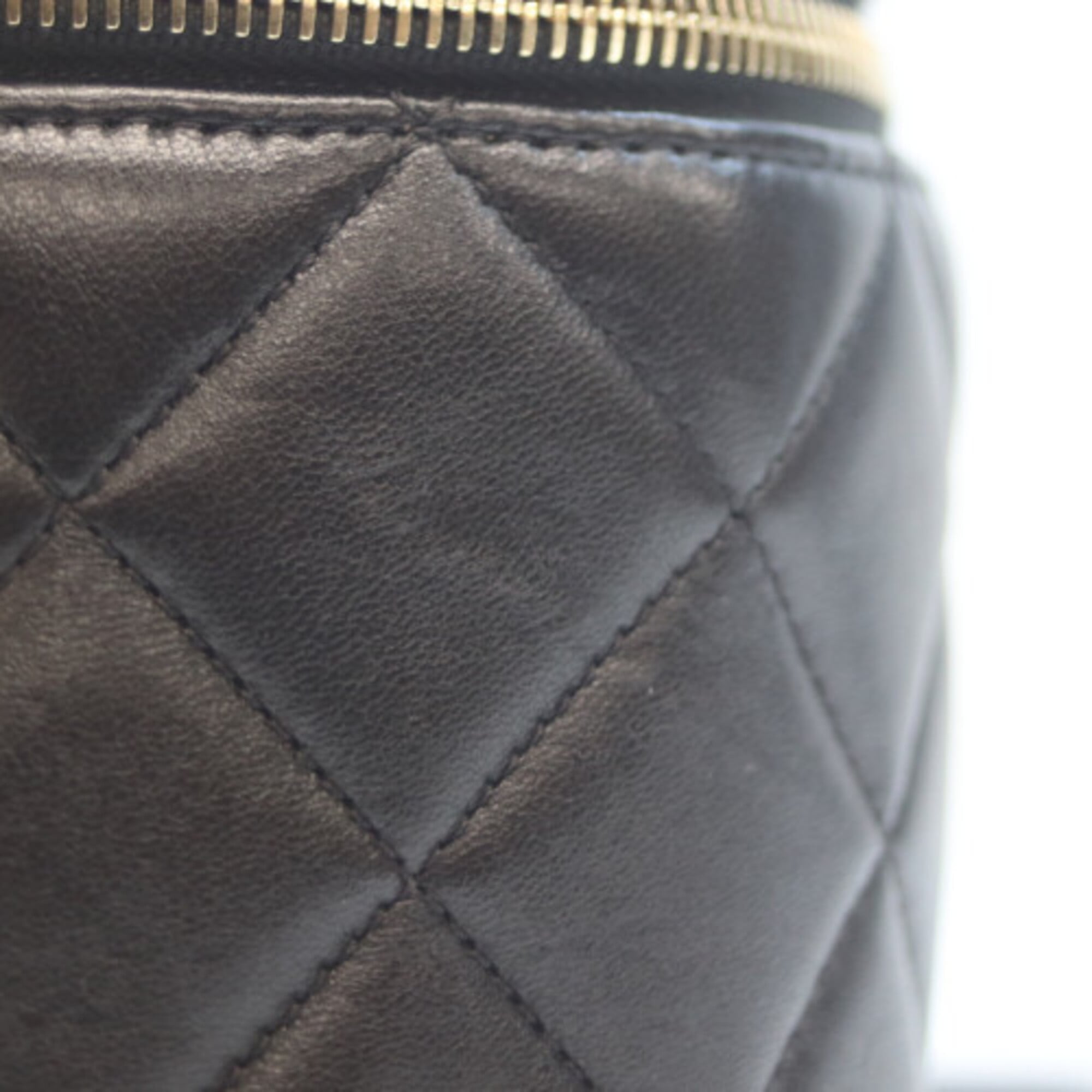 Chanel Black Leather Shoulder Bag (Pre-Owned)