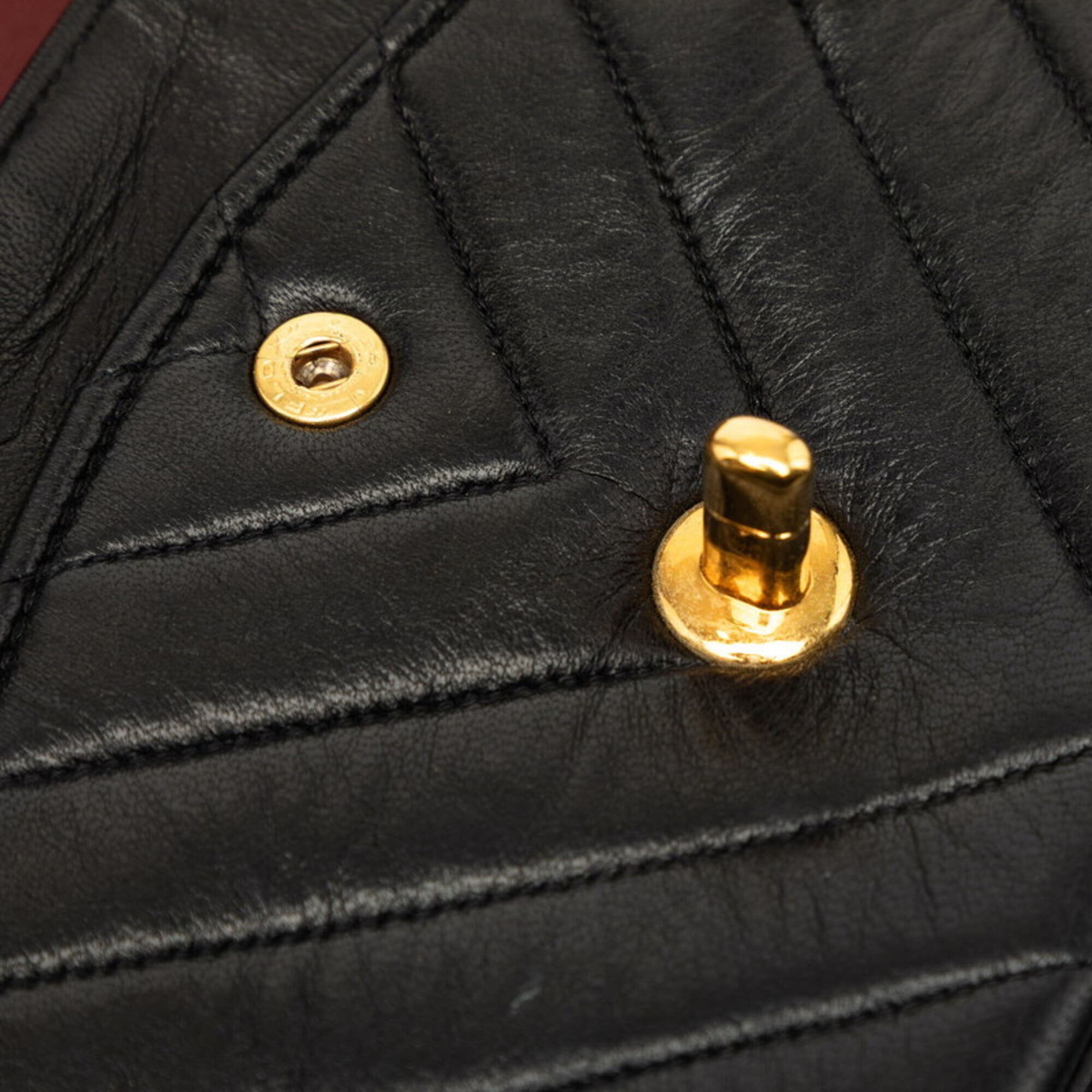 Chanel Black Leather Shoulder Bag (Pre-Owned)