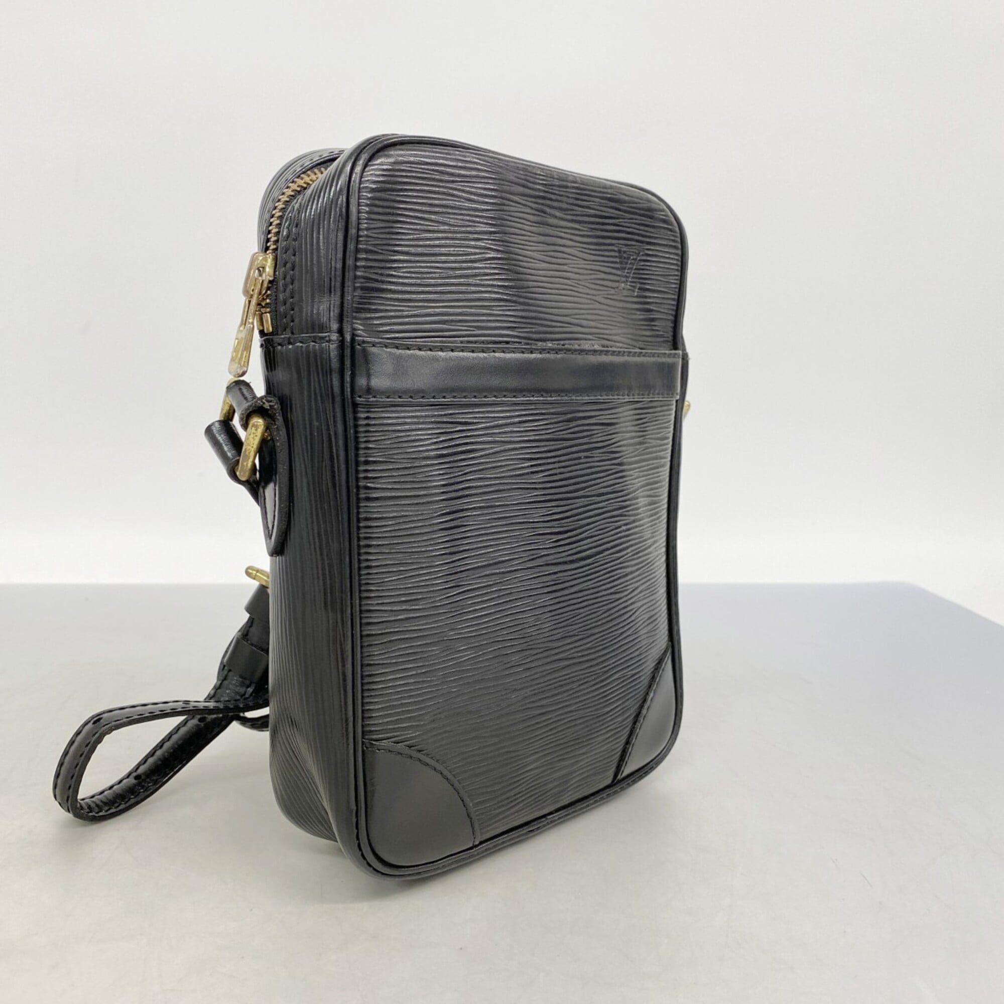 Louis Vuitton Noir Shoulder Bag (Pre-Owned)
