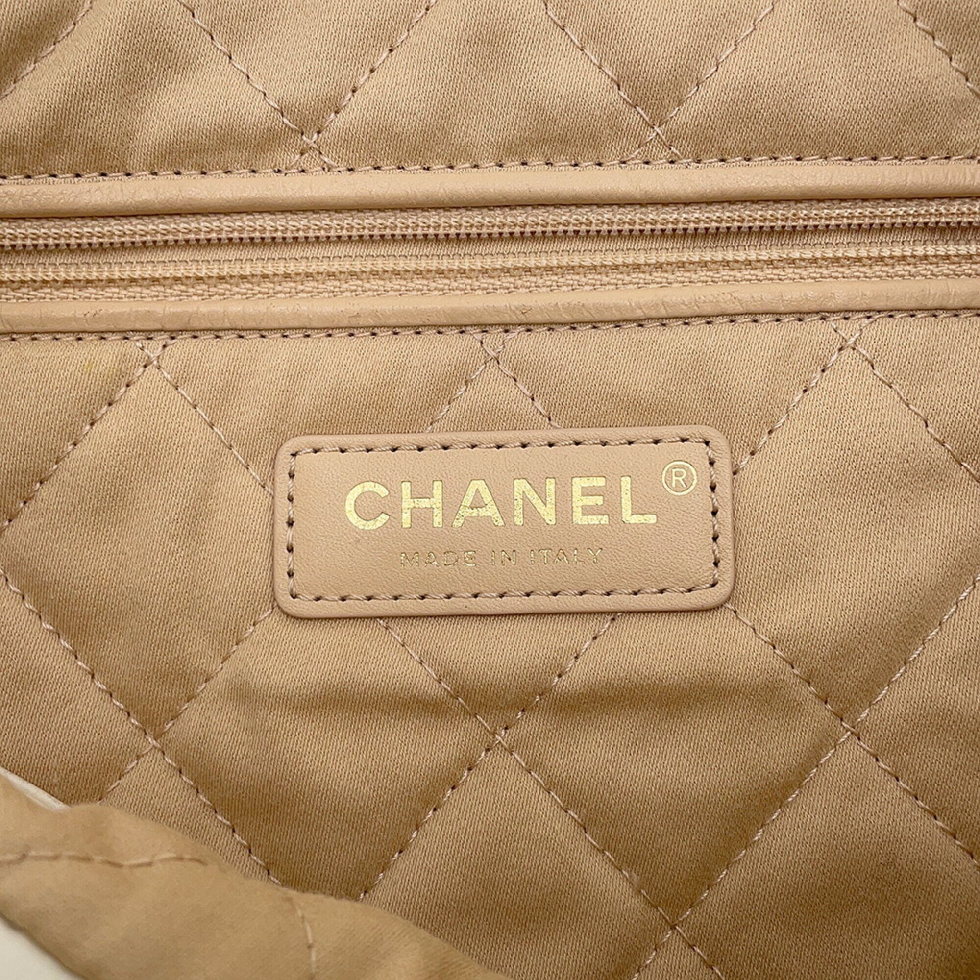 Chanel Matelasse White Leather Handbag (Pre-Owned)