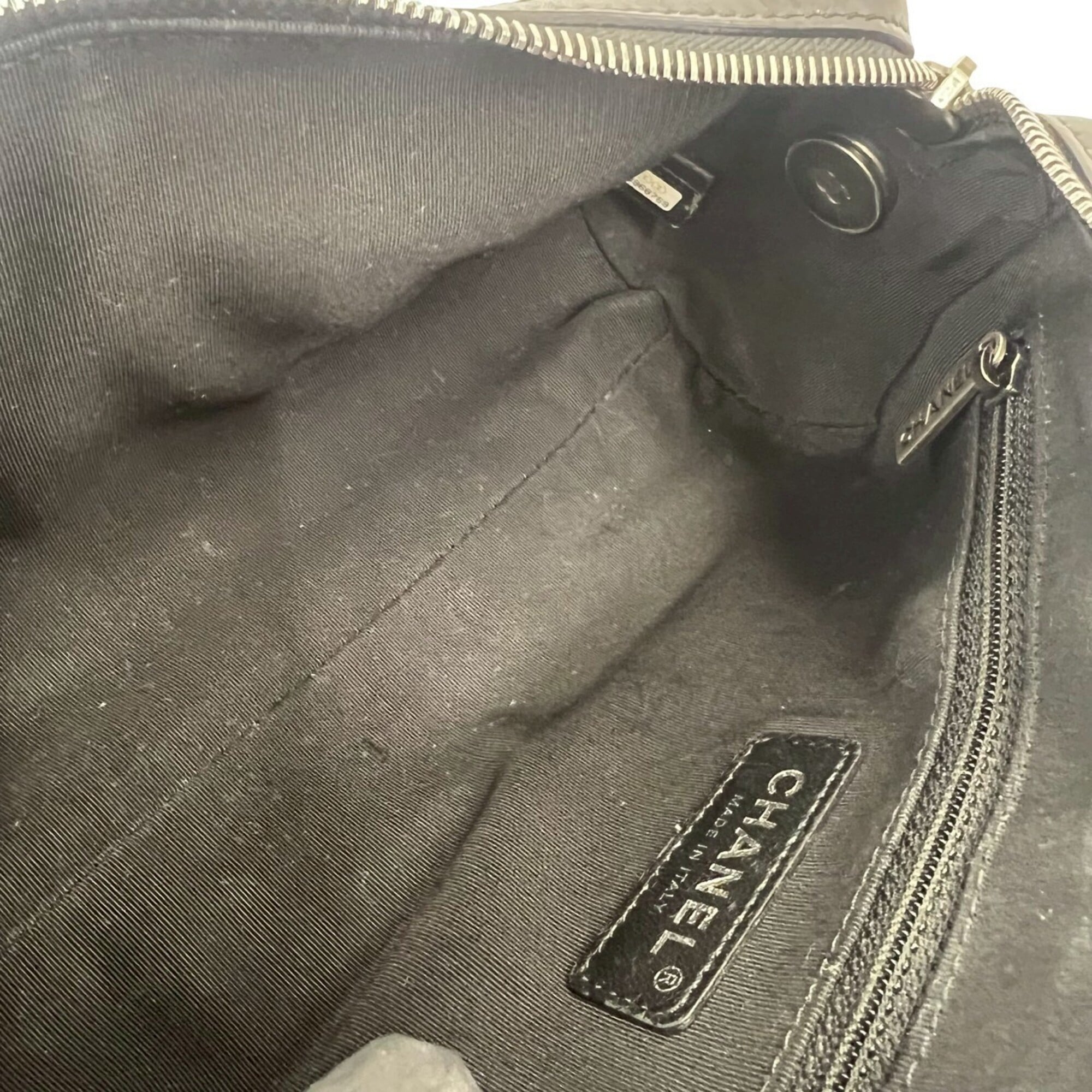 Chanel Black Leather Shoulder Bag (Pre-Owned)