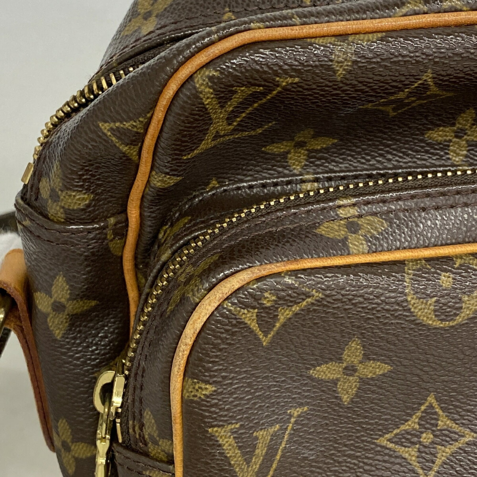 Louis Vuitton Brown Shoulder Bag (Pre-Owned)