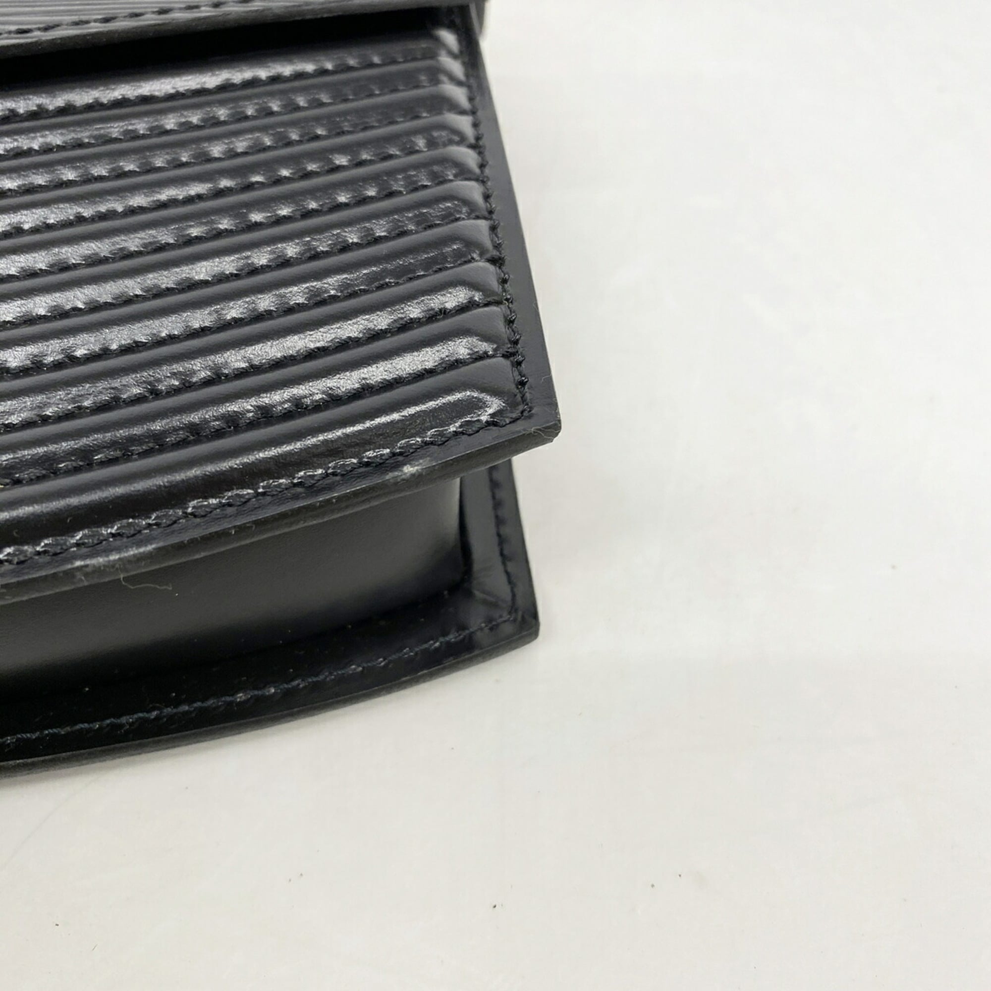 Louis Vuitton Noir Shoulder Bag (Pre-Owned)