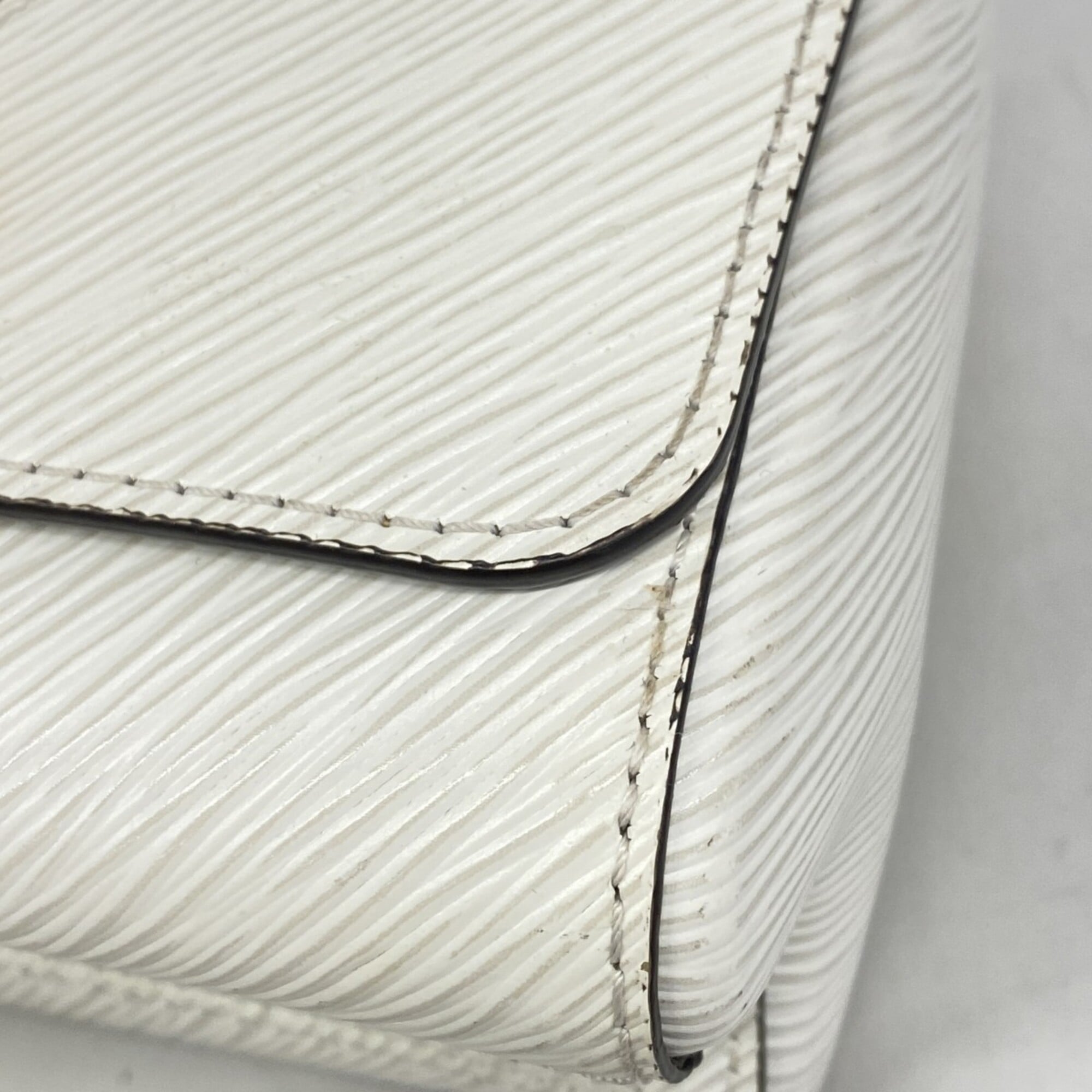 Louis Vuitton Blanc Shoulder Bag (Pre-Owned)