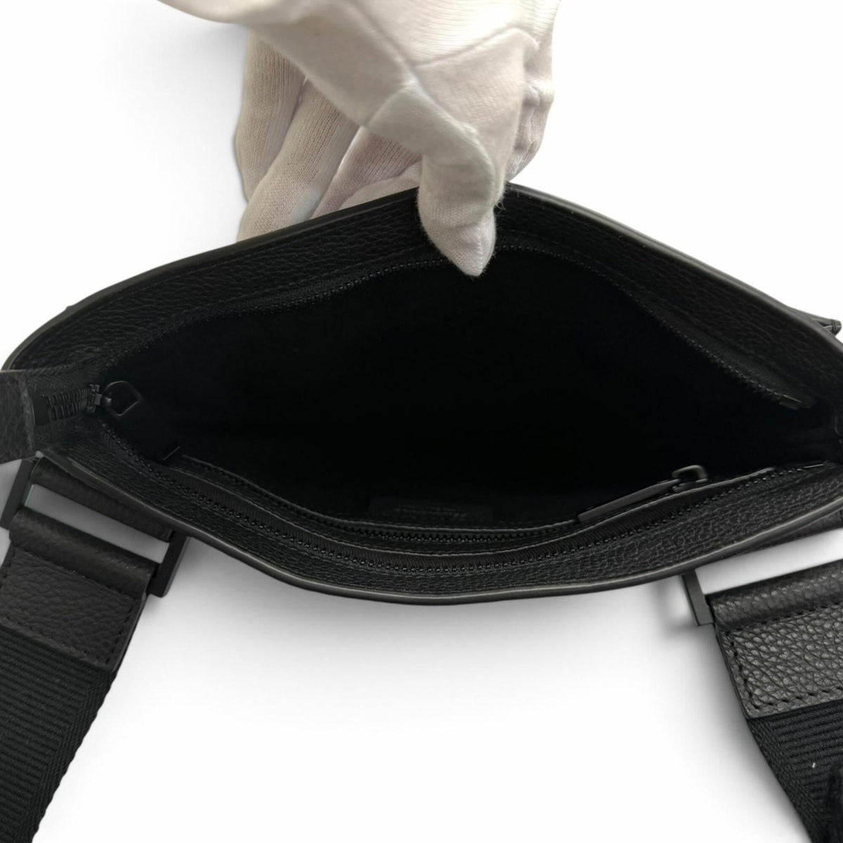 Salvatore Ferragamo Black Leather Crossbody Bag Shoulder Bag (Pre-Owned)