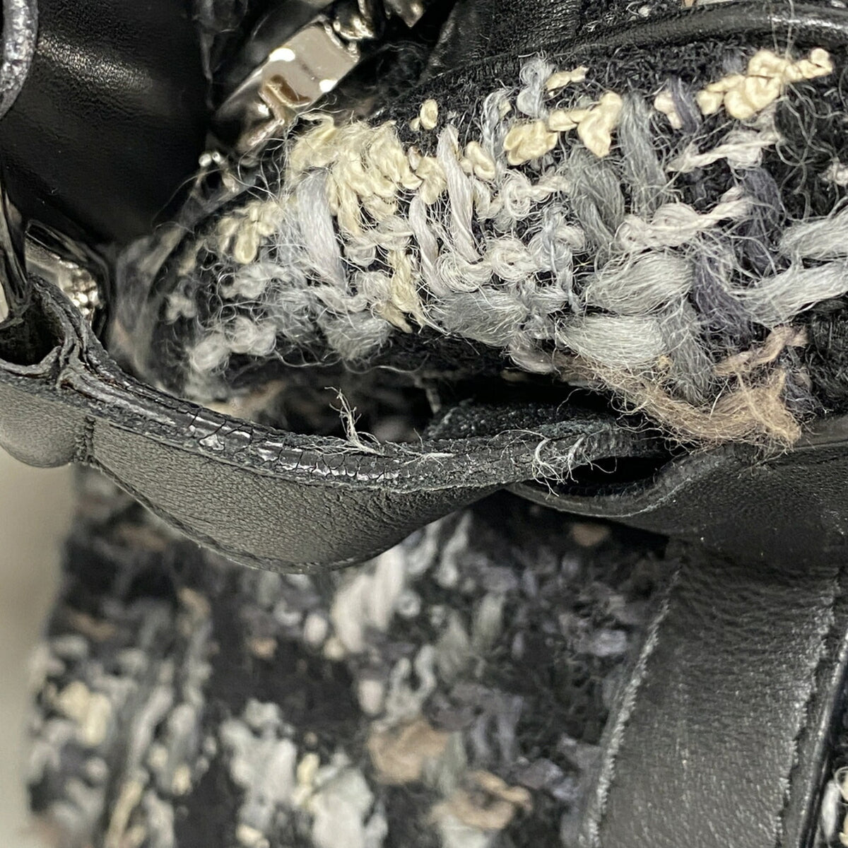 Chanel Black White Tweed Shoulder Bag (Pre-Owned)