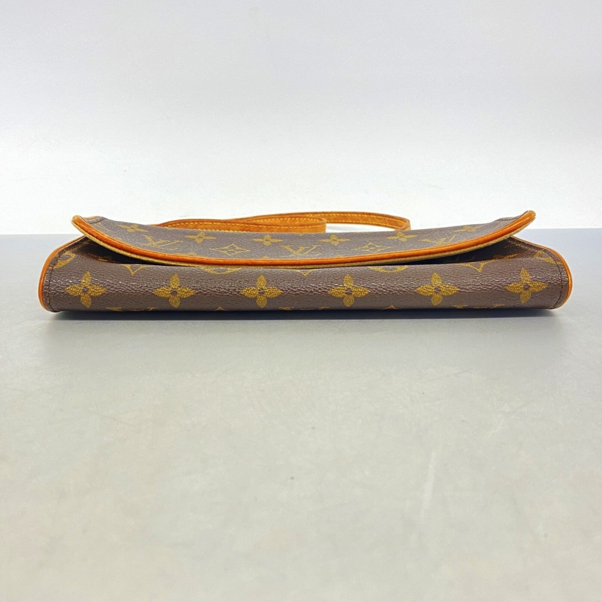 Louis Vuitton Brown Shoulder Bag (Pre-Owned)