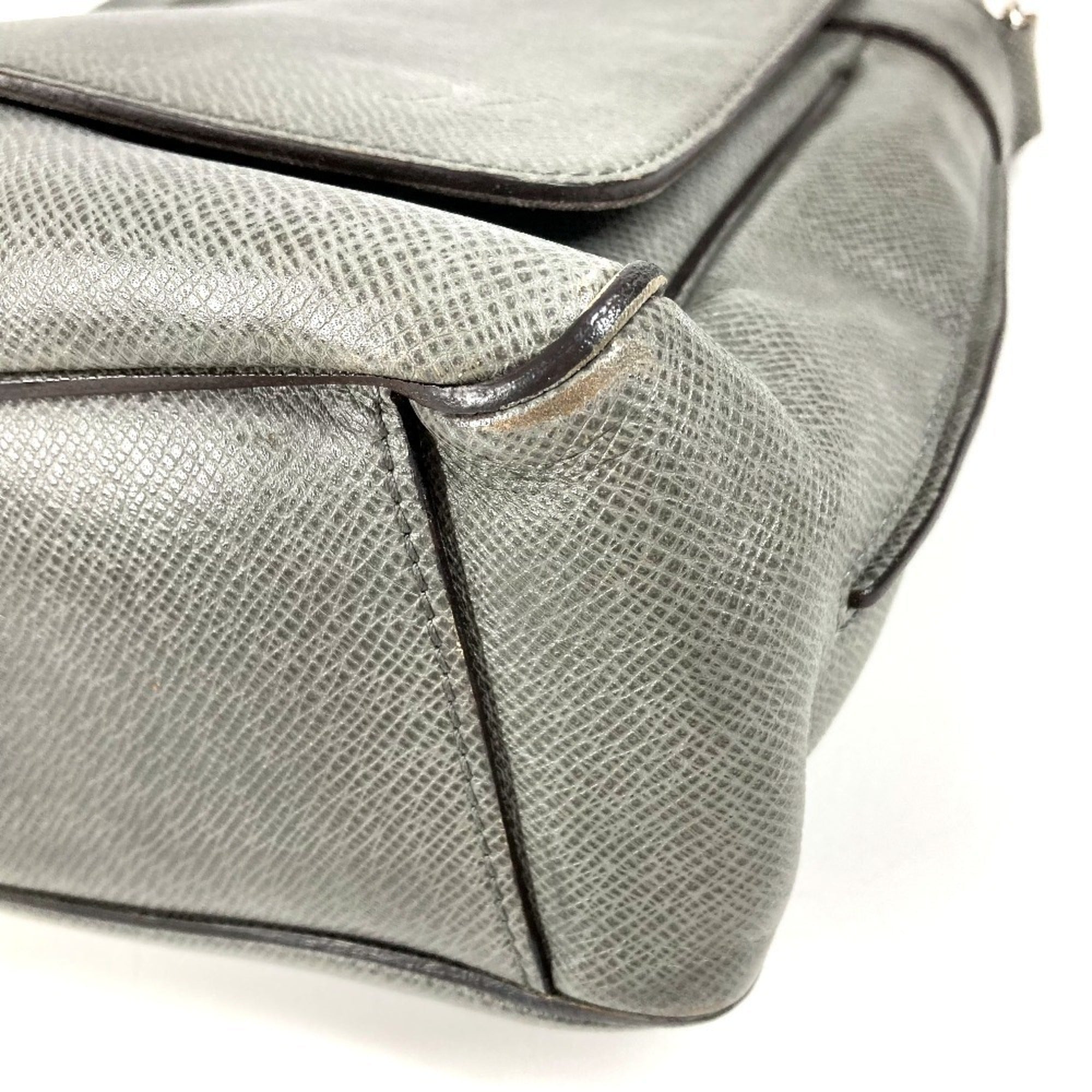 Louis Vuitton Gray Taiga Leather Messenger Bag Shoulder Bag (Pre-Owned)