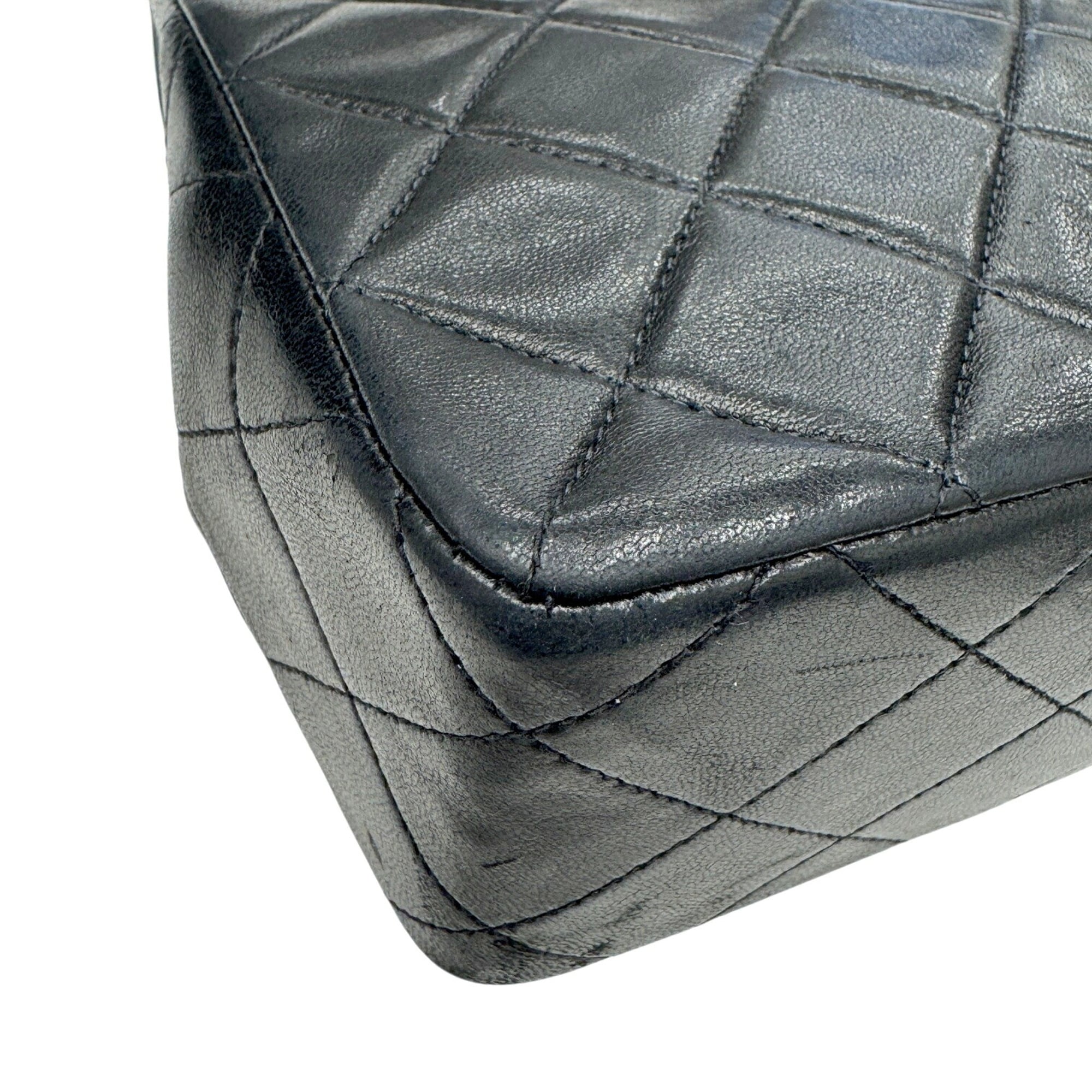 Chanel Black Leather Shoulder Bag (Pre-Owned)