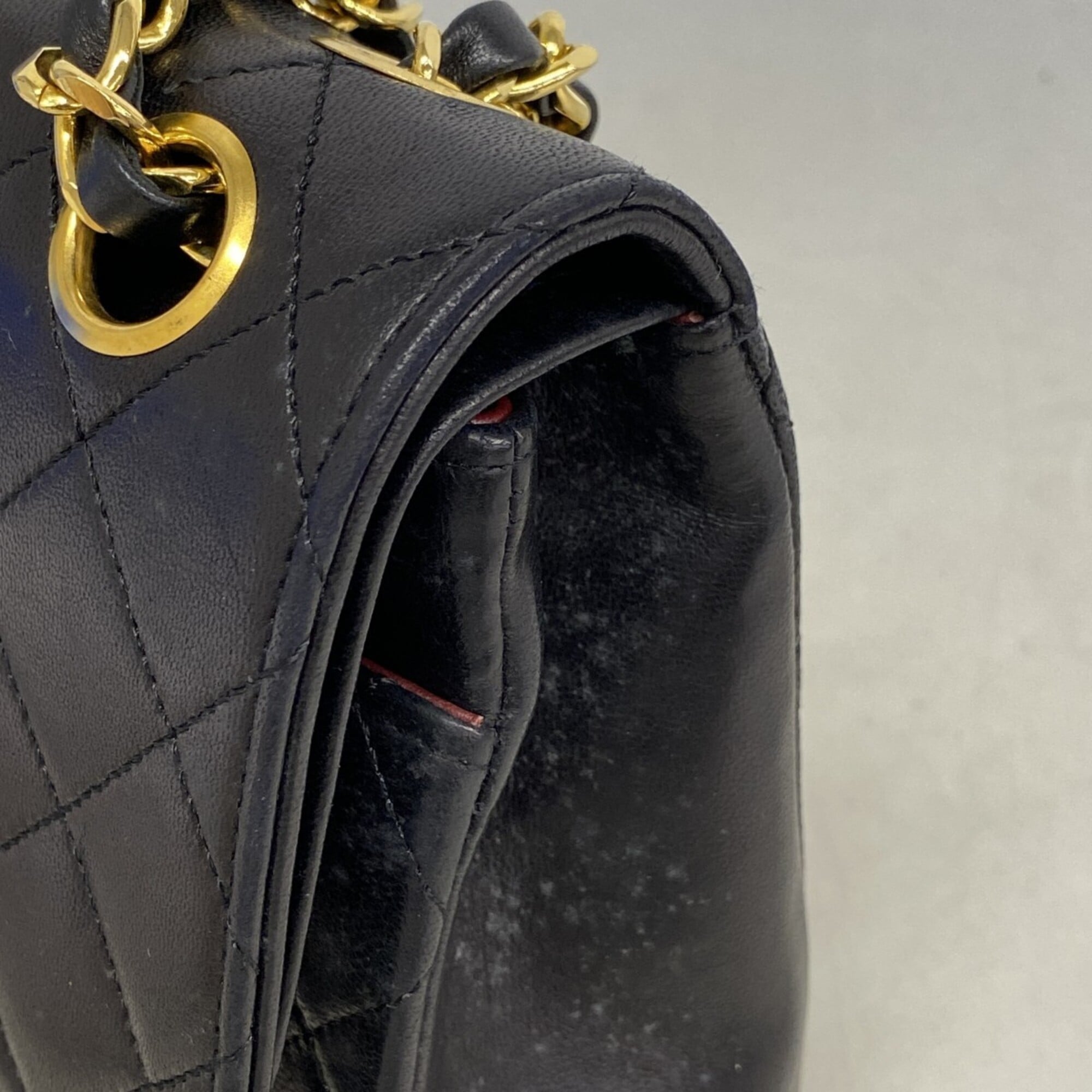 Chanel Black Leather Shoulder Bag (Pre-Owned)