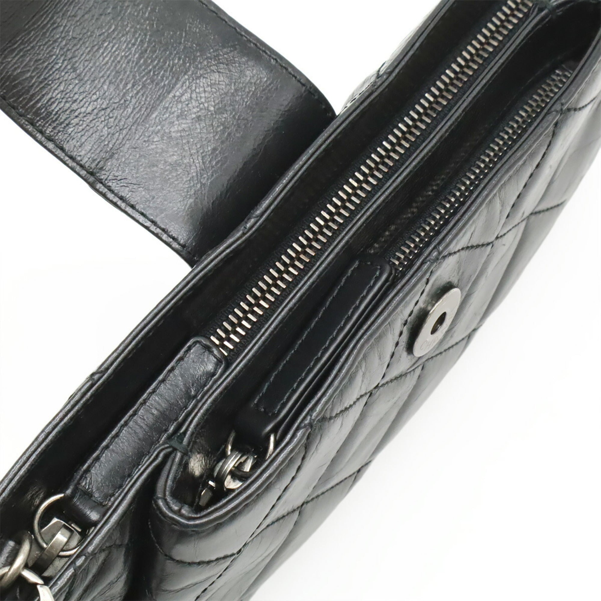 Chanel Black Leather Shoulder Bag (Pre-Owned)
