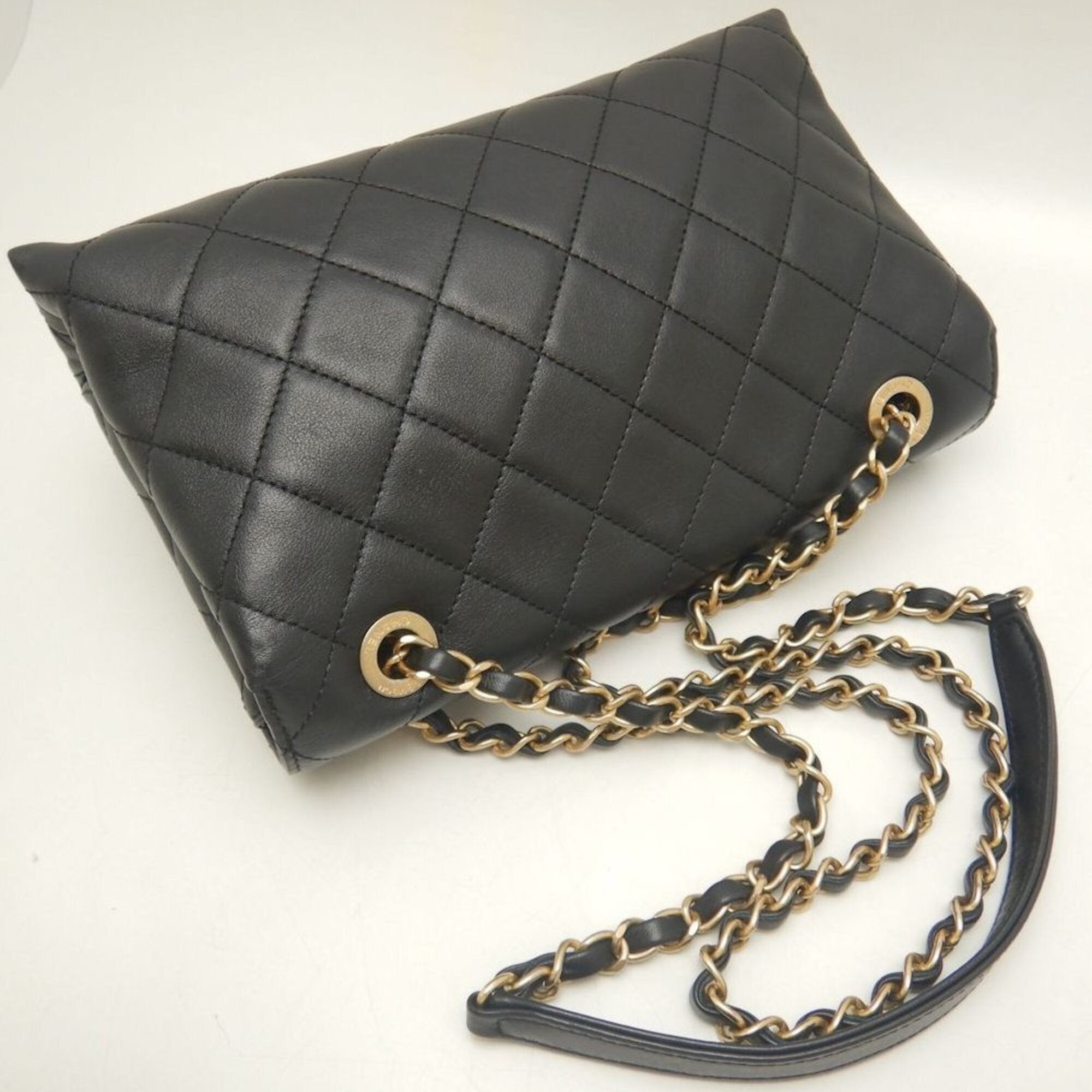 Chanel Black Leather Shoulder Bag (Pre-Owned)