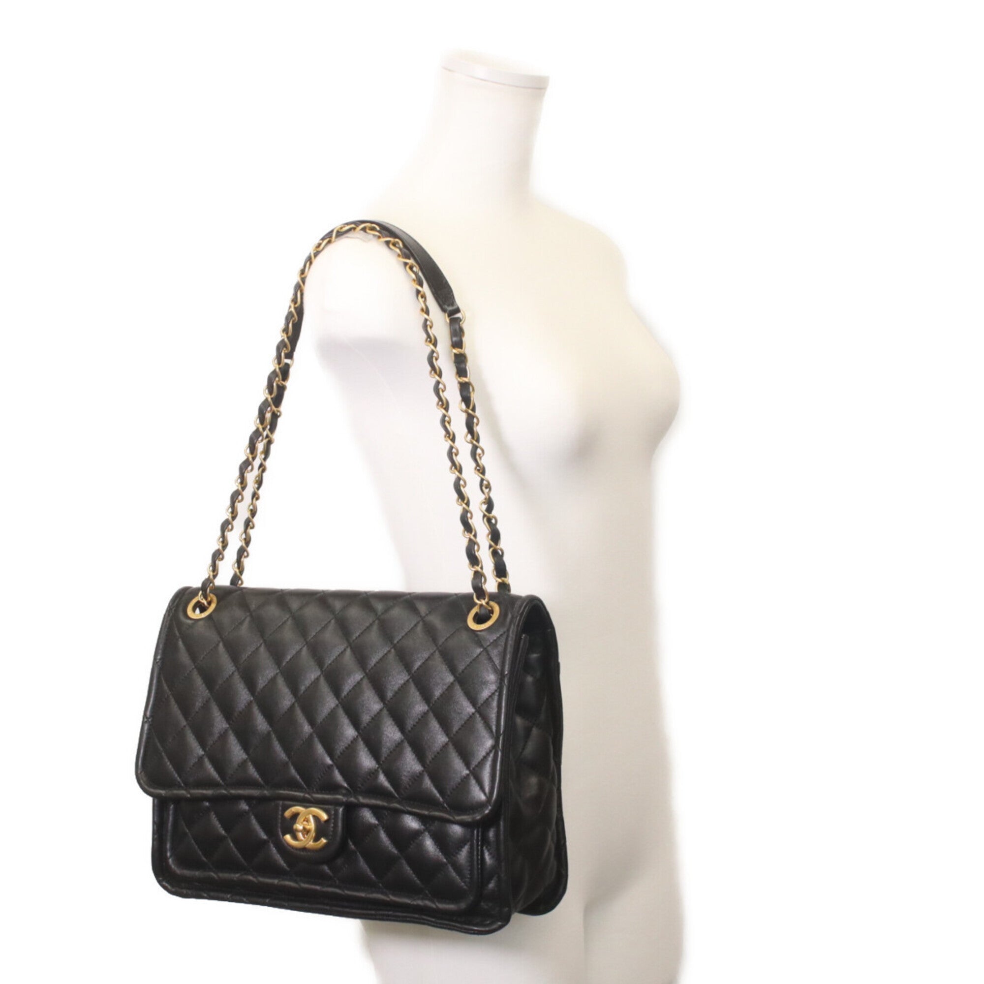 Chanel Black Leather Shoulder Bag (Pre-Owned)