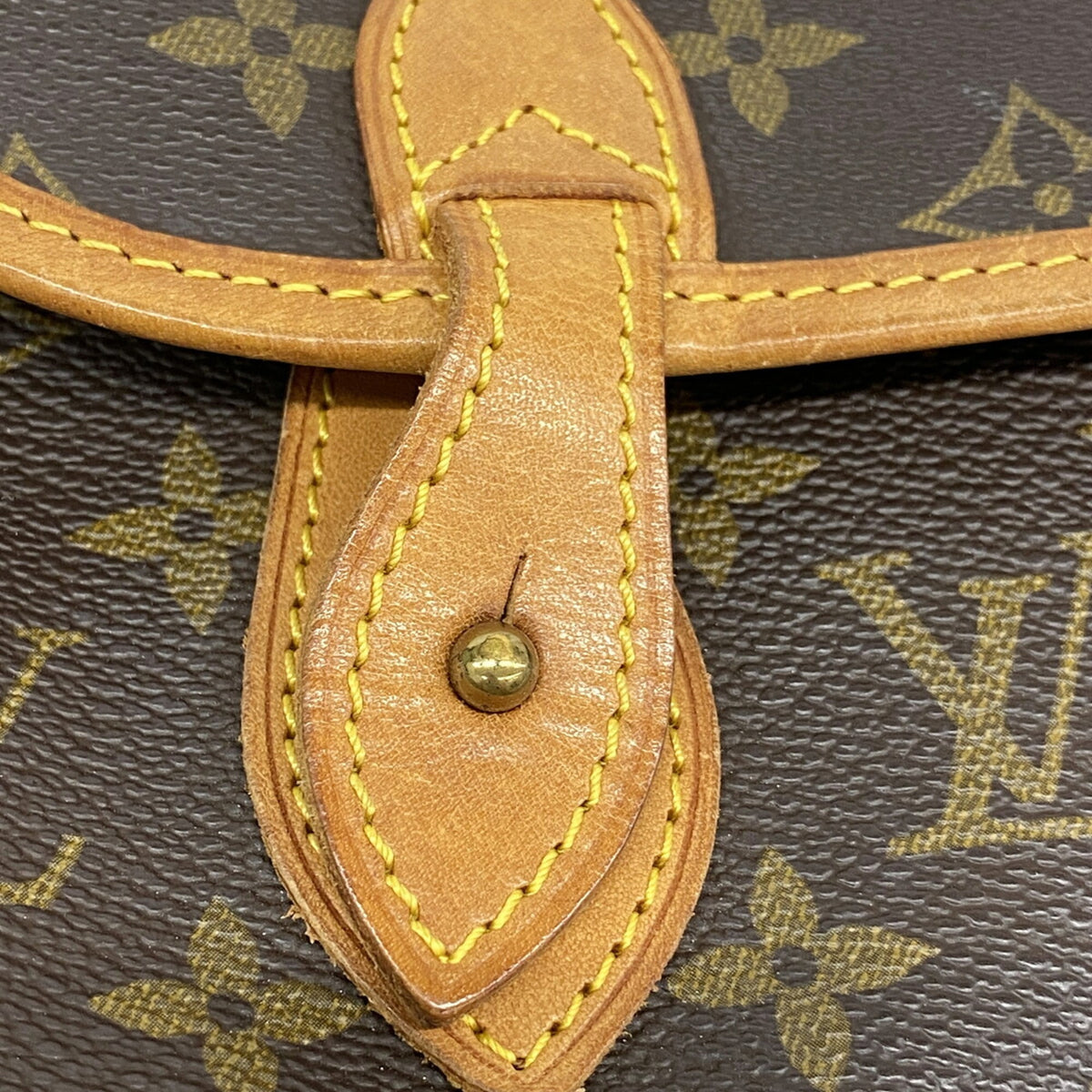 Louis Vuitton Brown Shoulder Bag (Pre-Owned)