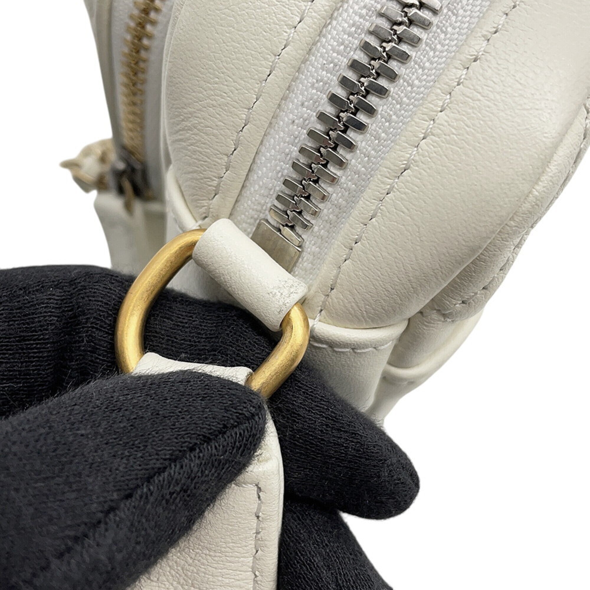 Chanel White Leather Shoulder Bag (Pre-Owned)