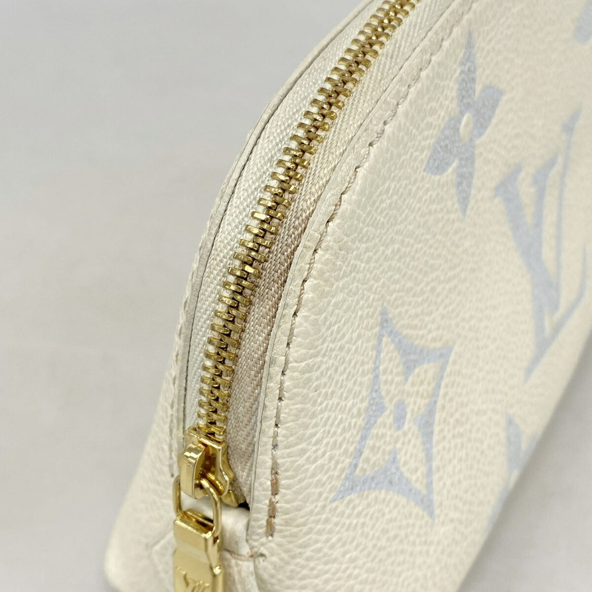 Louis Vuitton White Pouch (Pre-Owned)