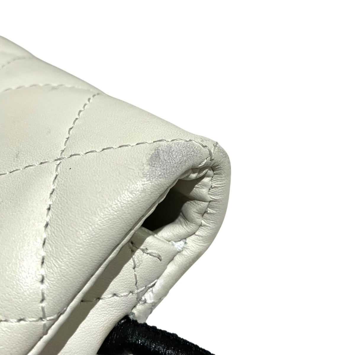 Chanel White Leather Shoulder Bag (Pre-Owned)