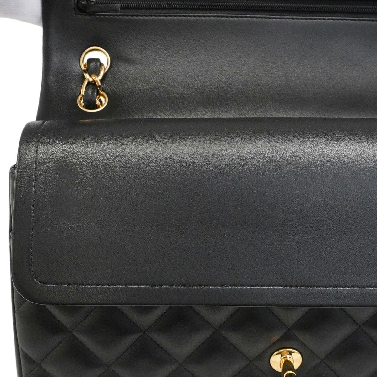 Chanel Black Leather Shoulder Bag (Pre-Owned)