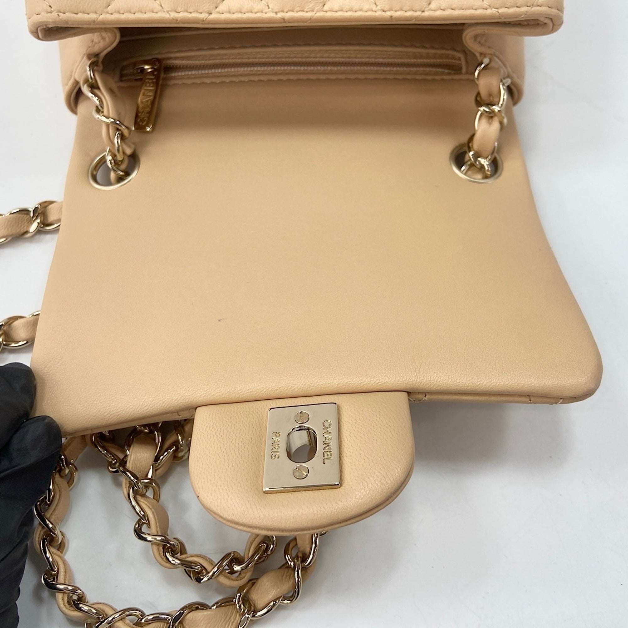 Chanel Beige Shoulder Bag (Pre-Owned)