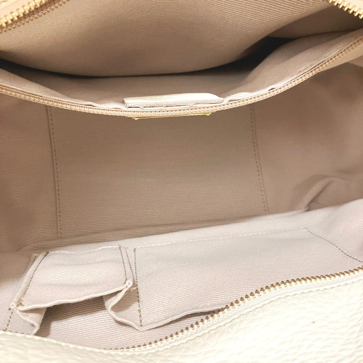 Salvatore Ferragamo White Leather Shoulder Bag (Pre-Owned)