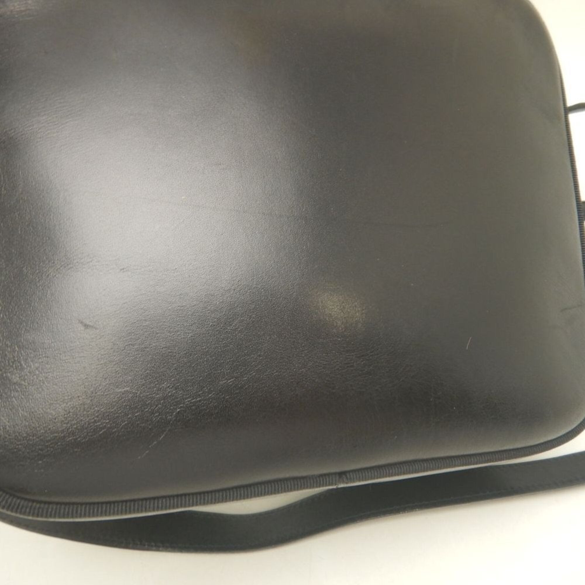 Salvatore Ferragamo Vara Black Leather Shoulder Bag (Pre-Owned)