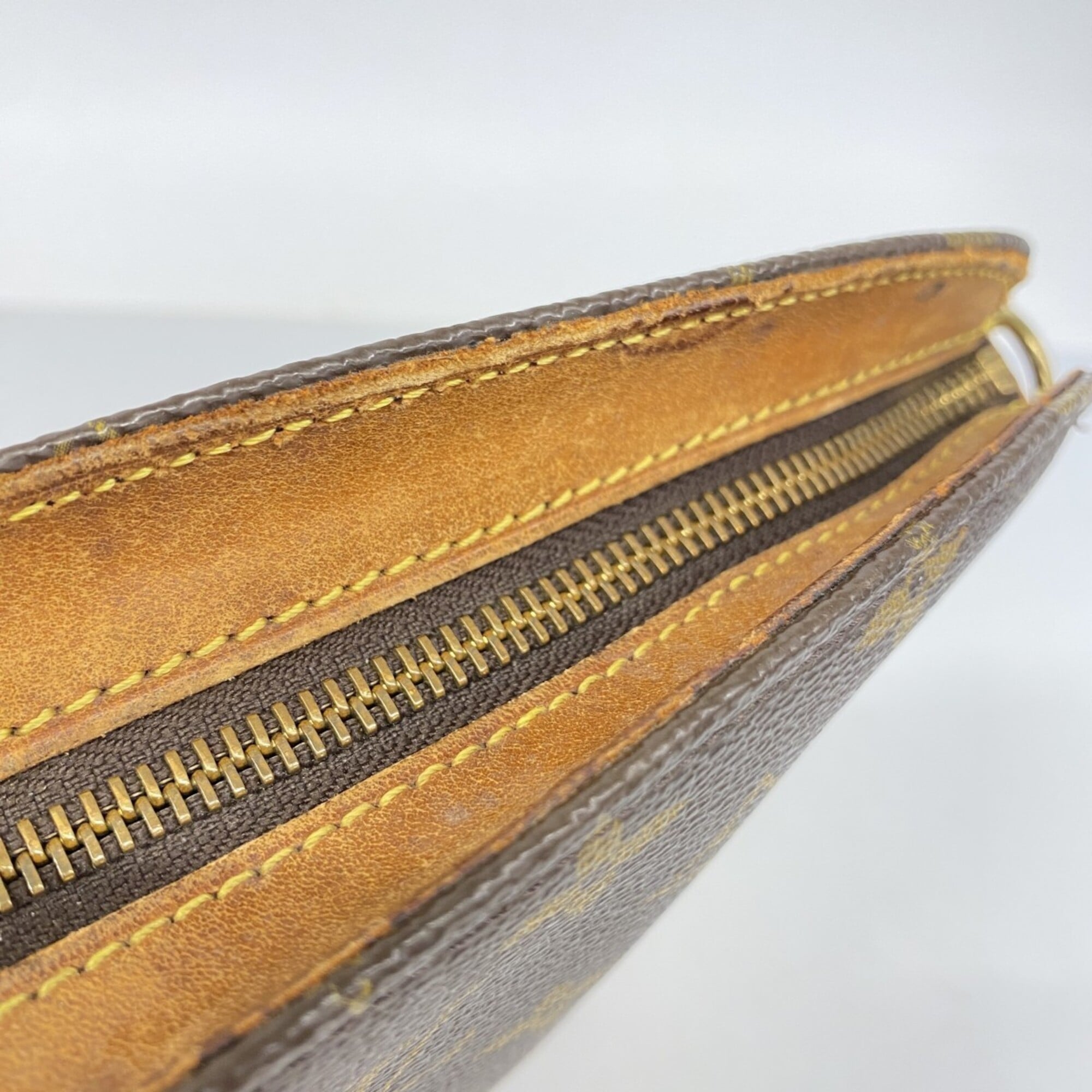 Louis Vuitton Brown Shoulder Bag (Pre-Owned)