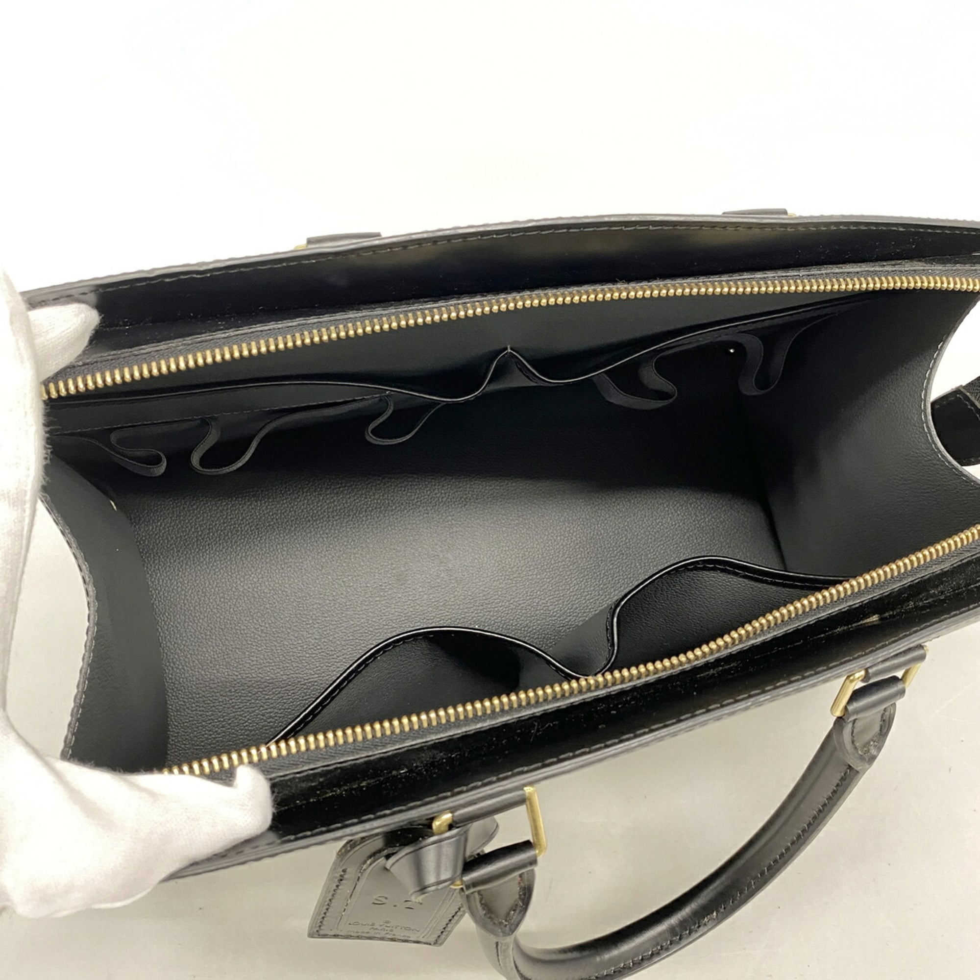 Louis Vuitton Noir Handbag (Pre-Owned)