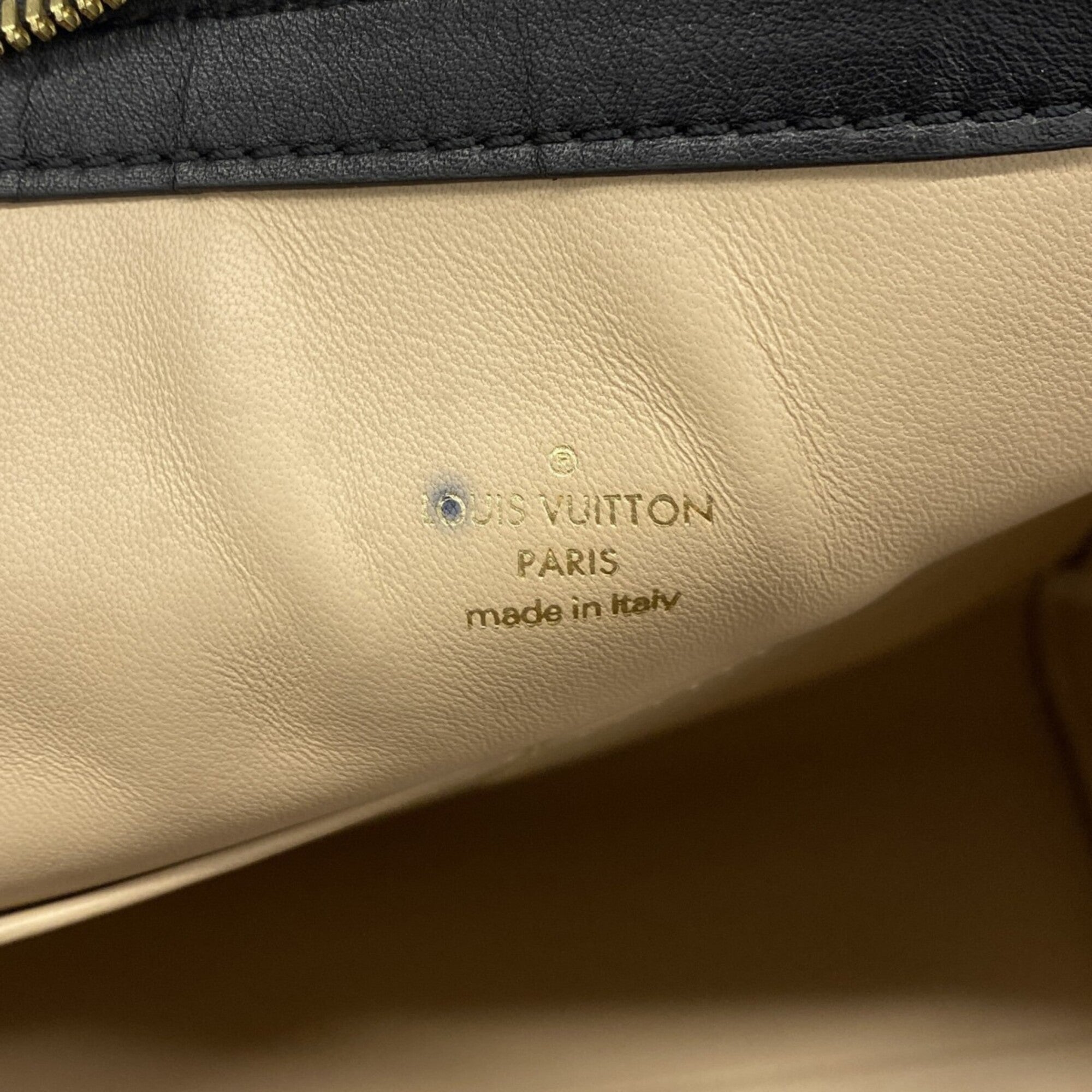 Louis Vuitton Noir Shoulder Bag (Pre-Owned)