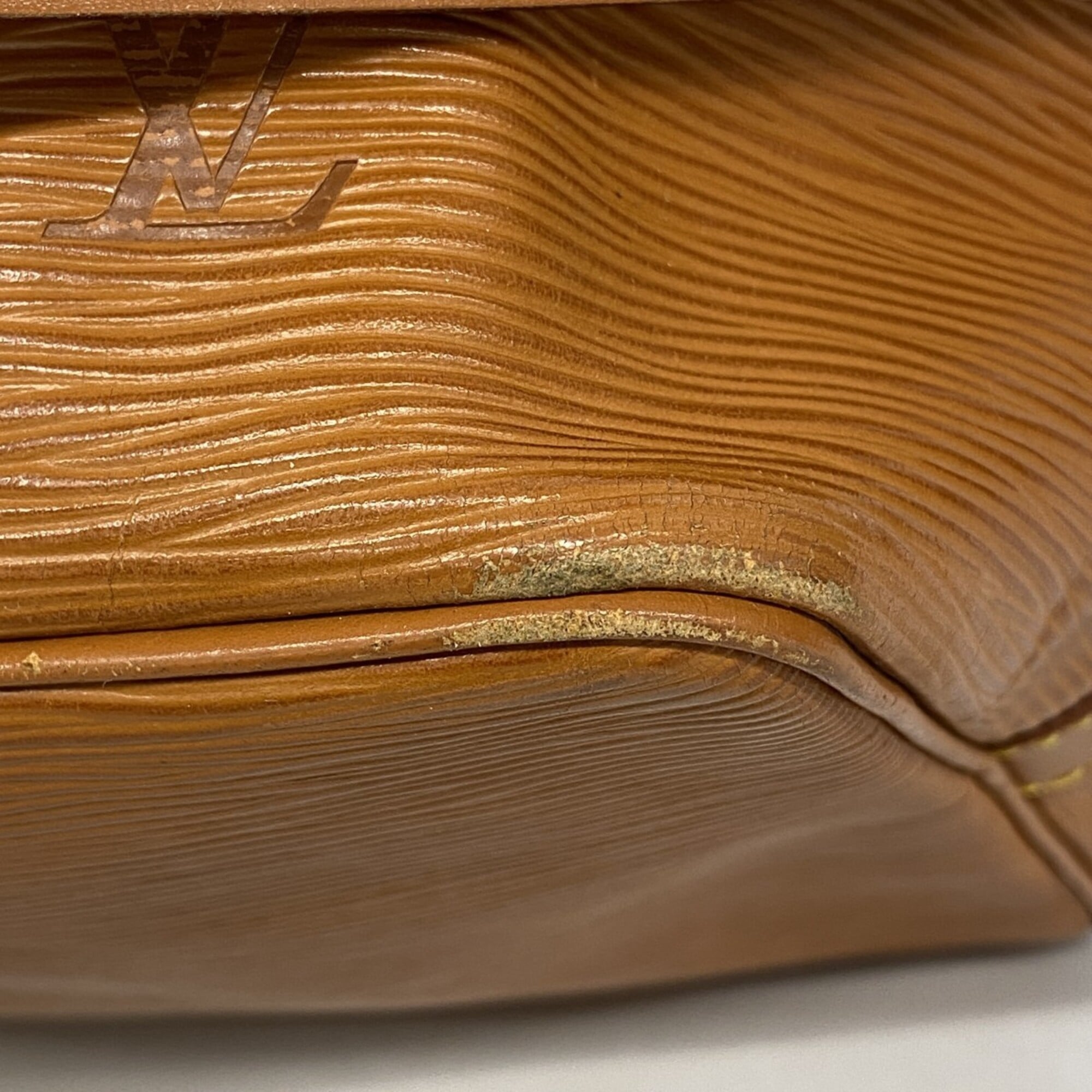 Louis Vuitton Gold Cipango Shoulder Bag (Pre-Owned)
