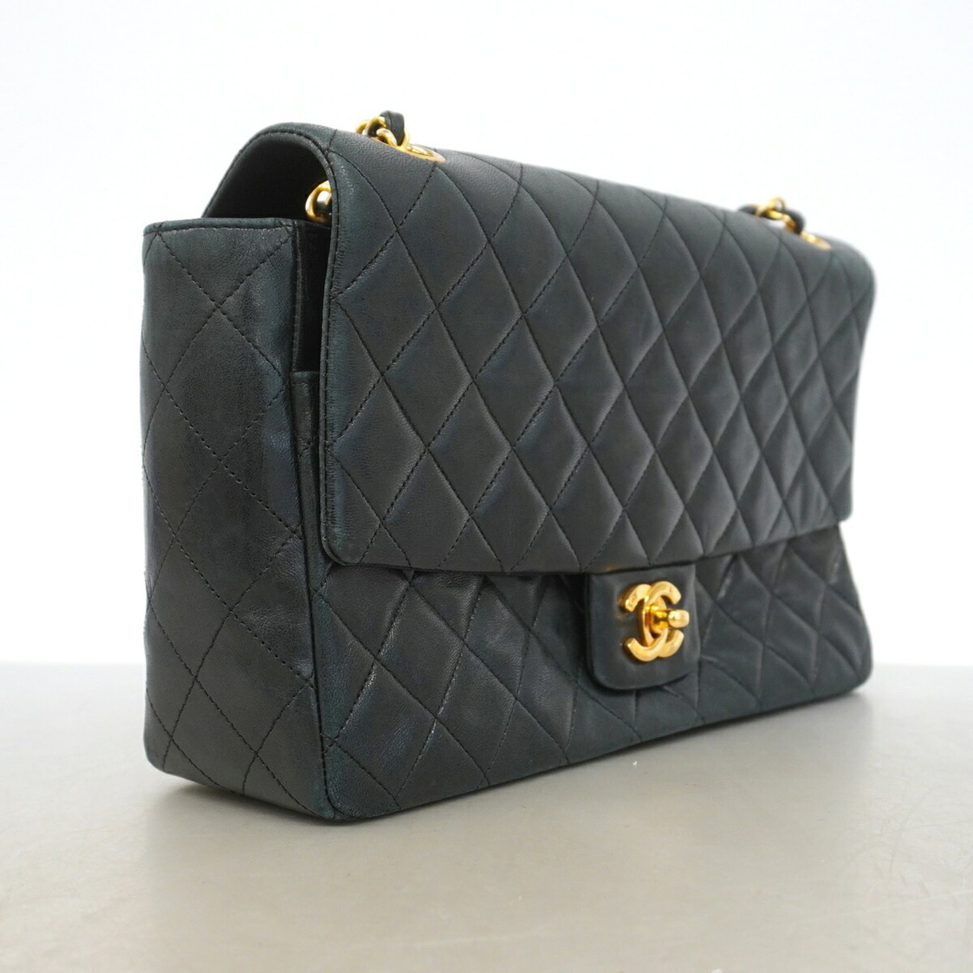 Chanel Black Leather Shoulder Bag (Pre-Owned)