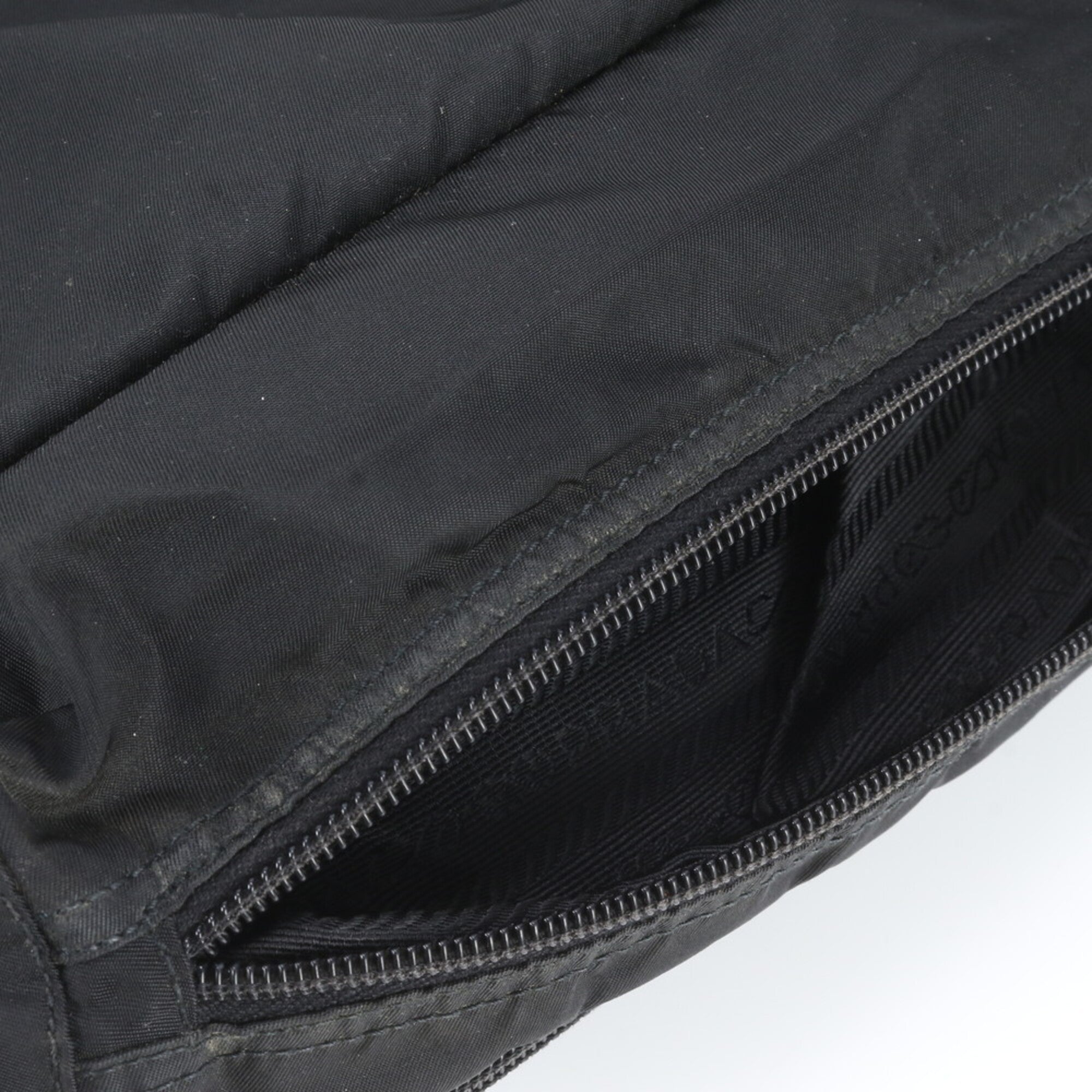 Prada Black Leather Nylon Messenger Bag Shoulder Bag (Pre-Owned)