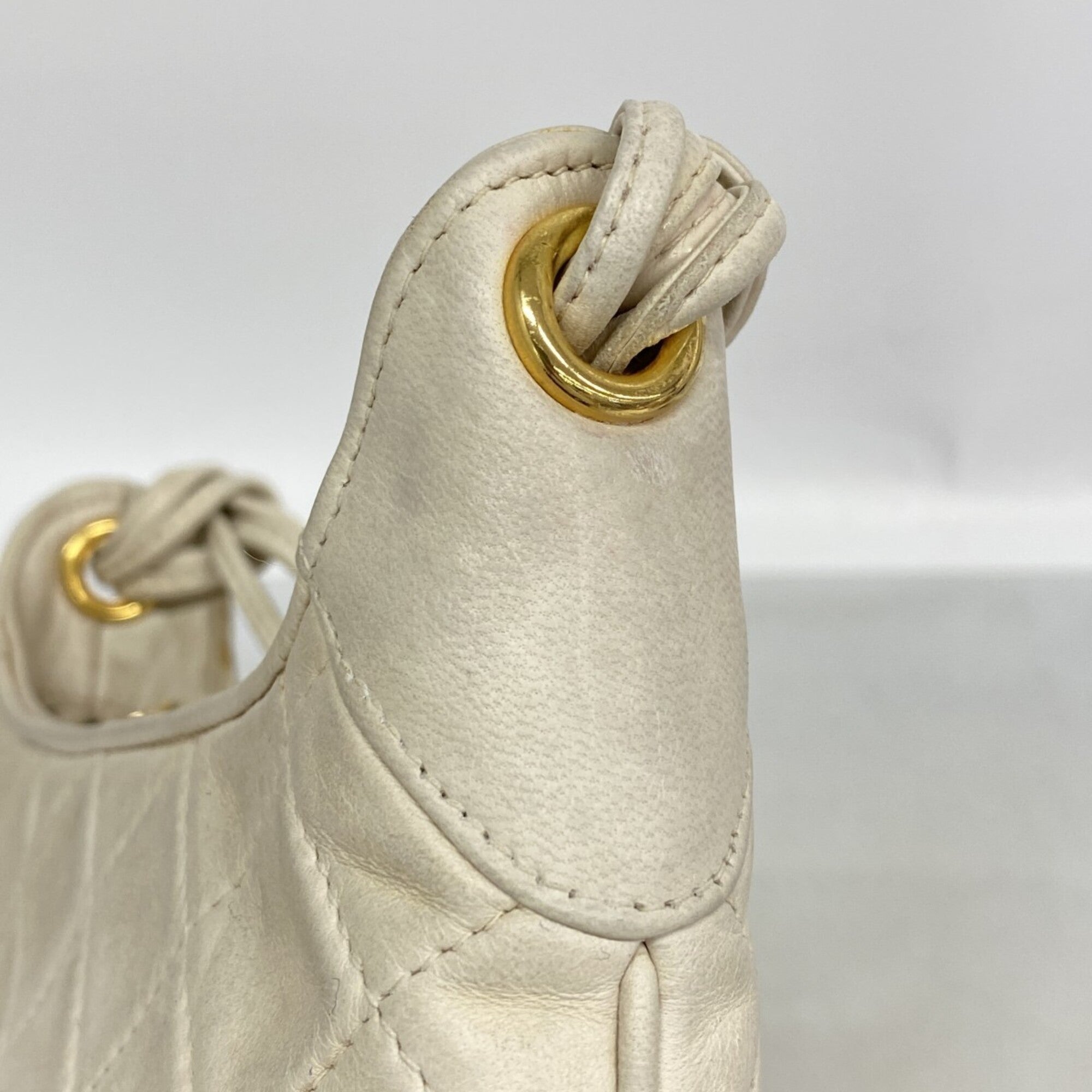 Chanel White Leather Shoulder Bag (Pre-Owned)