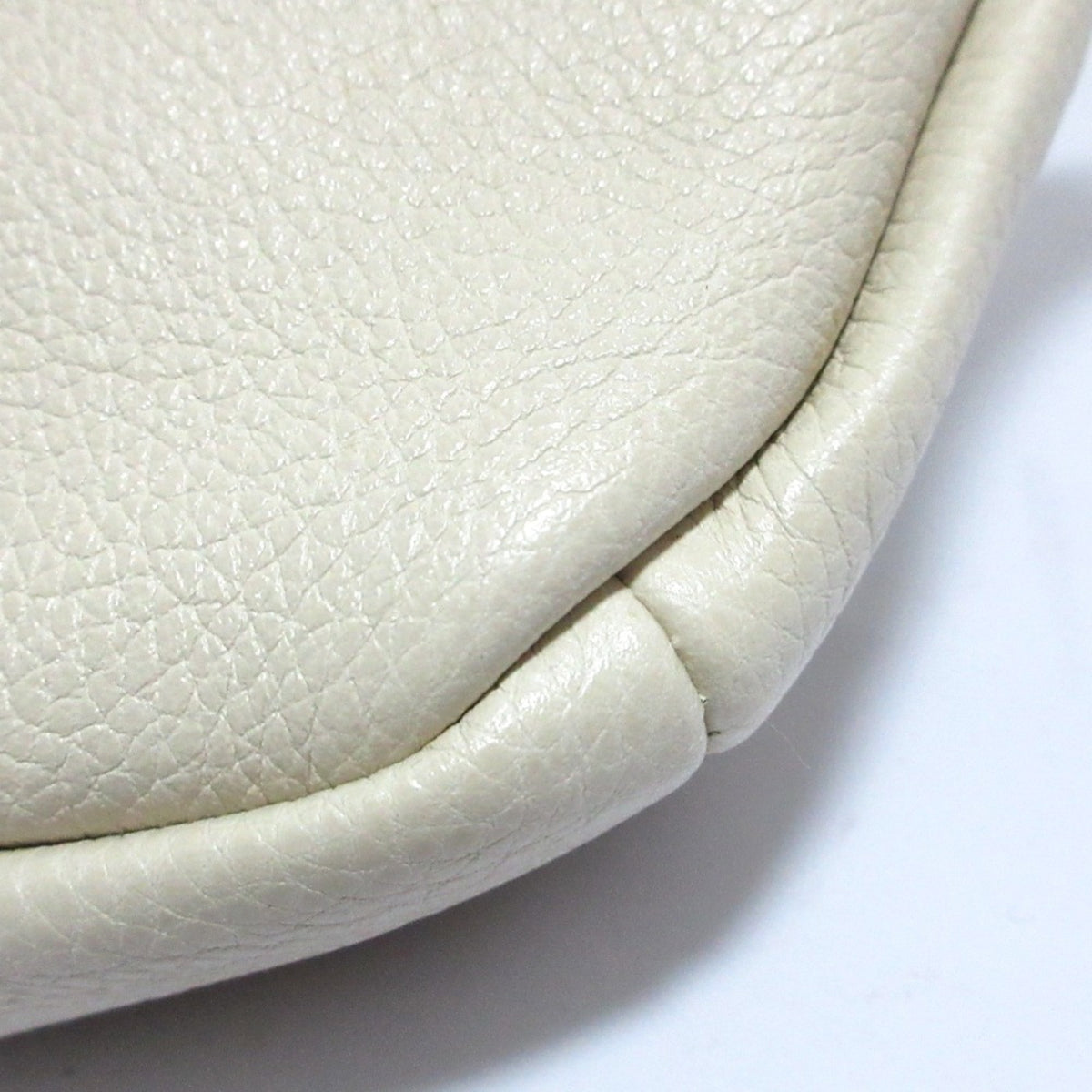 Gucci Off-White Leather Sling Bag (Pre-Owned)
