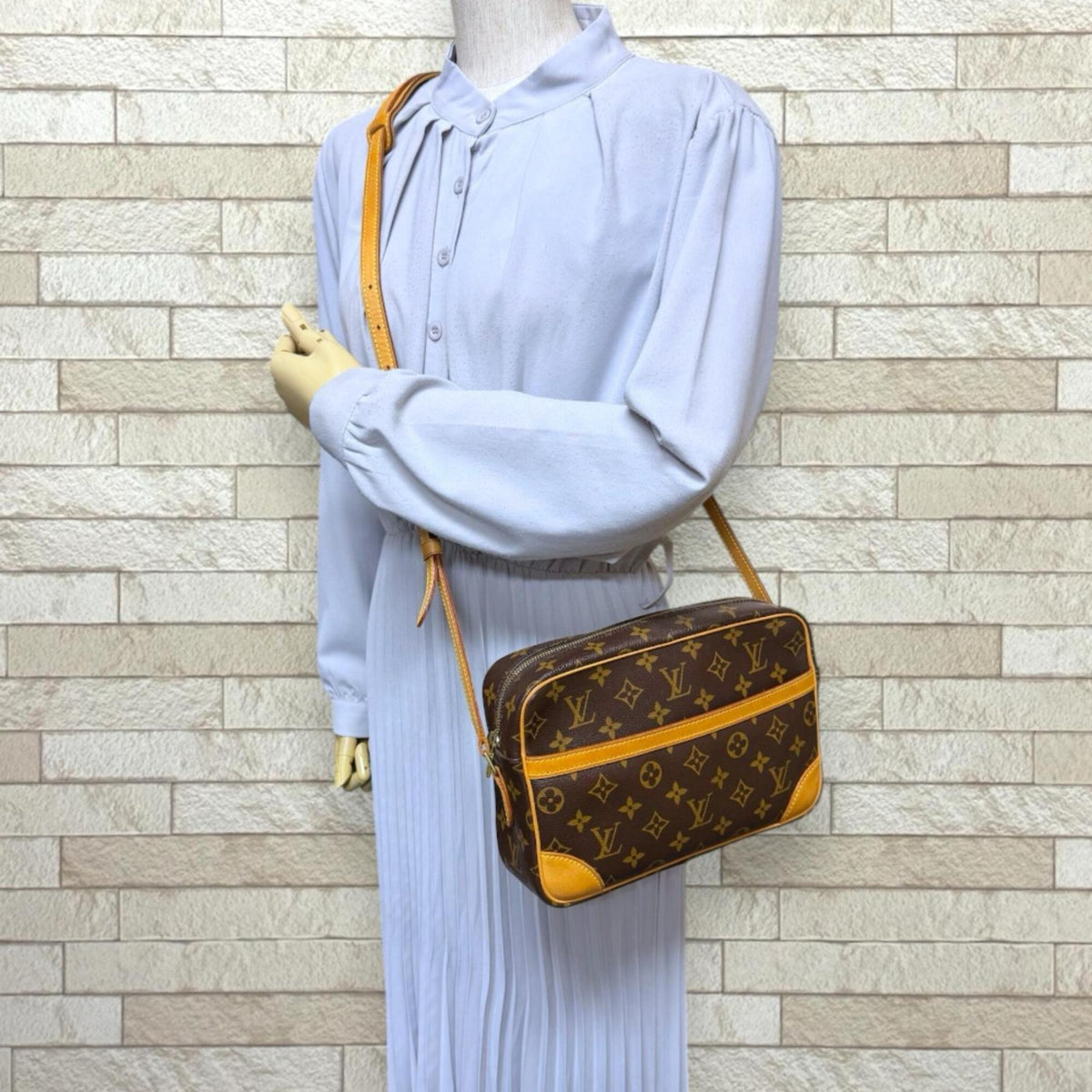 Louis Vuitton Brown Monogram Canvas Shoulder Bag (Pre-Owned)