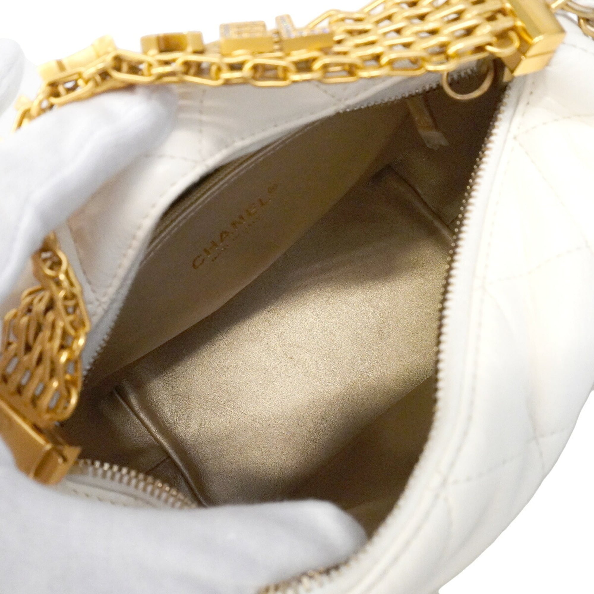 Chanel White Leather Handbag (Pre-Owned)