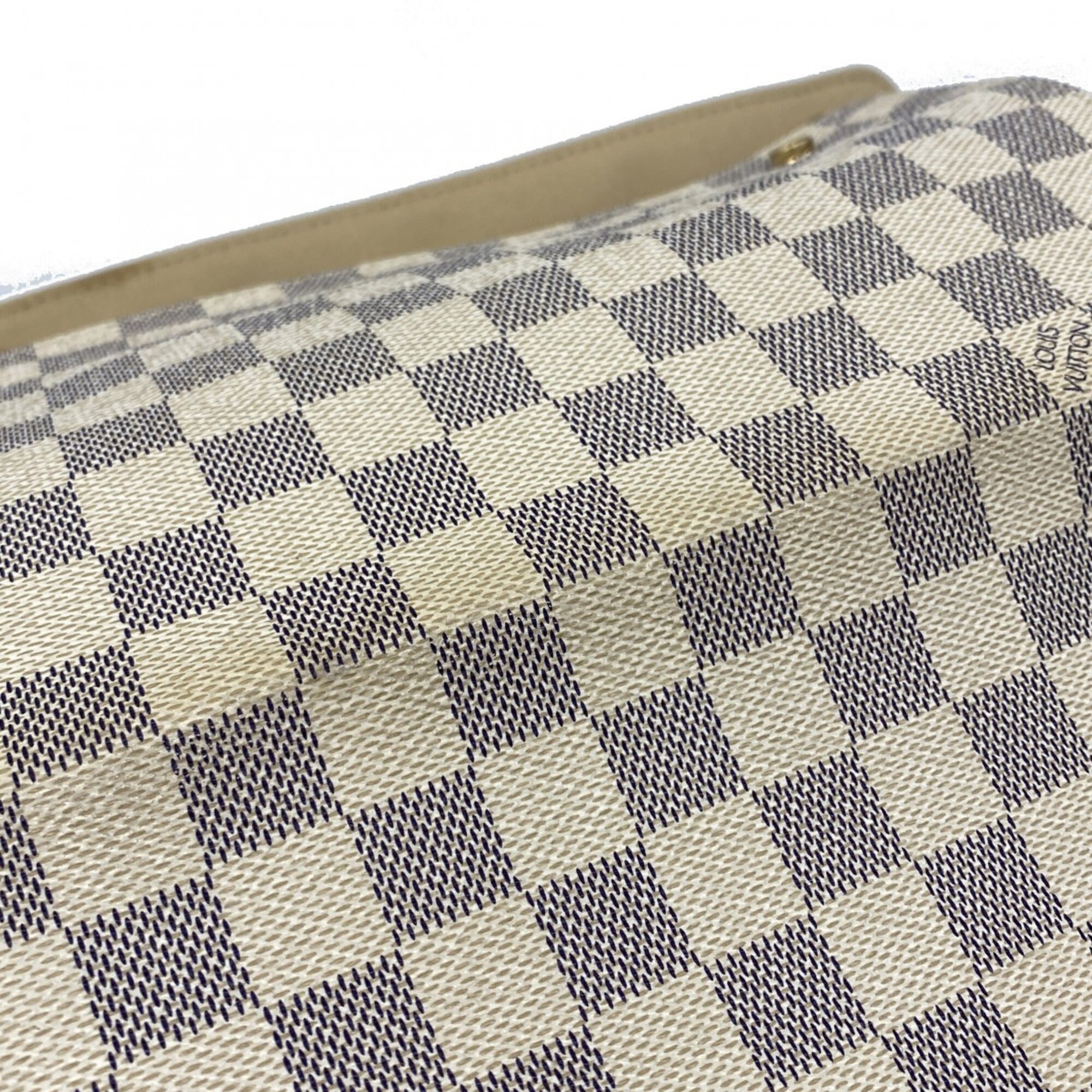 Louis Vuitton White Shoulder Bag (Pre-Owned)