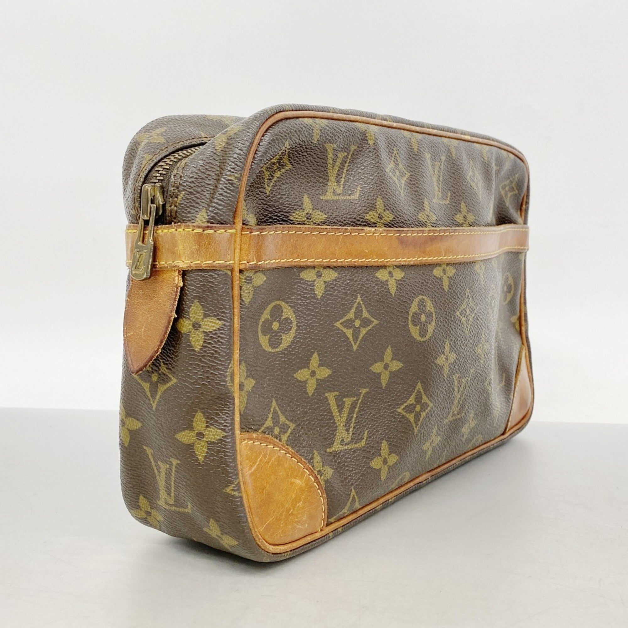 Louis Vuitton Brown Clutch Bag (Pre-Owned)