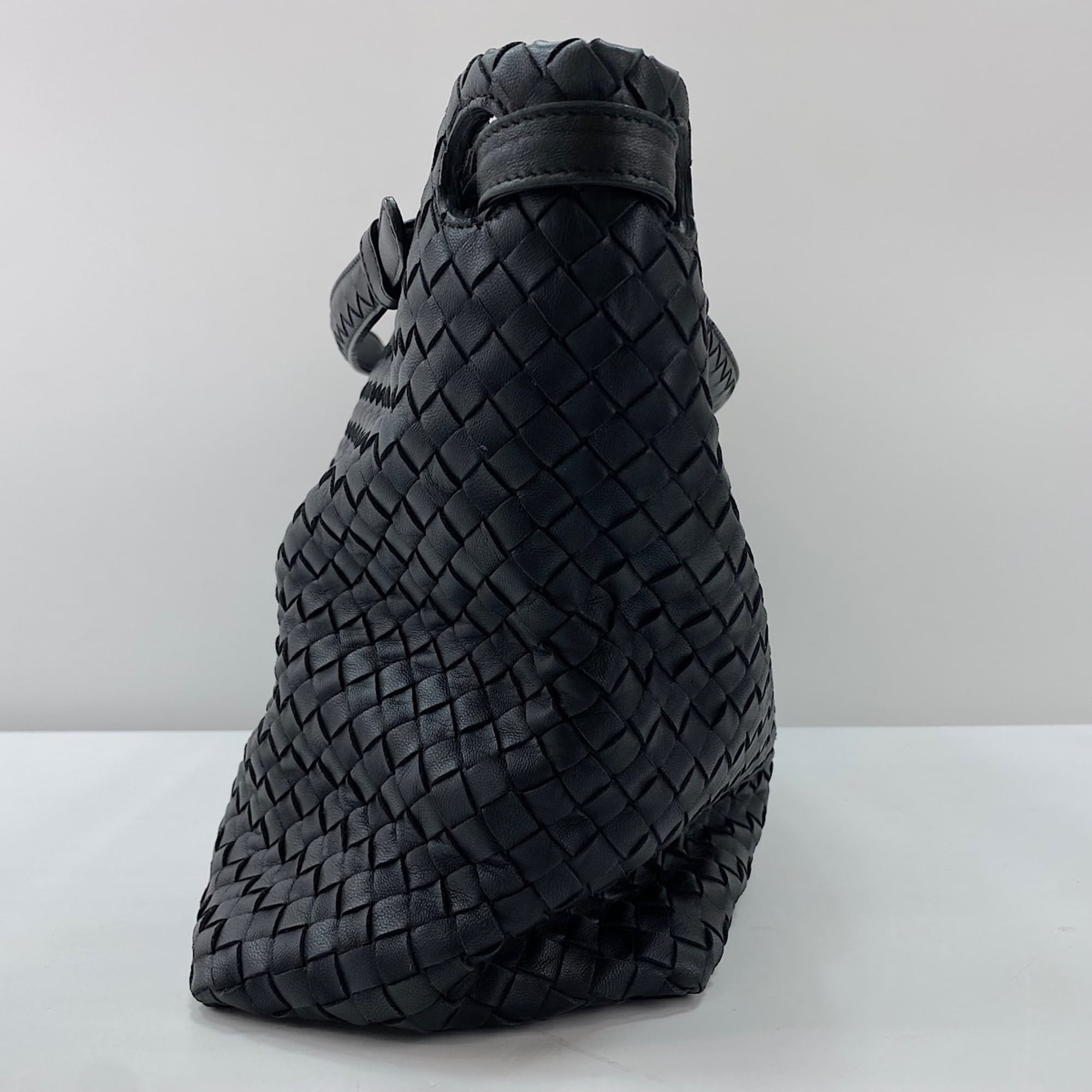 Bottega Veneta Intrecciato Black Intrecciato Handbag (Pre-Owned)