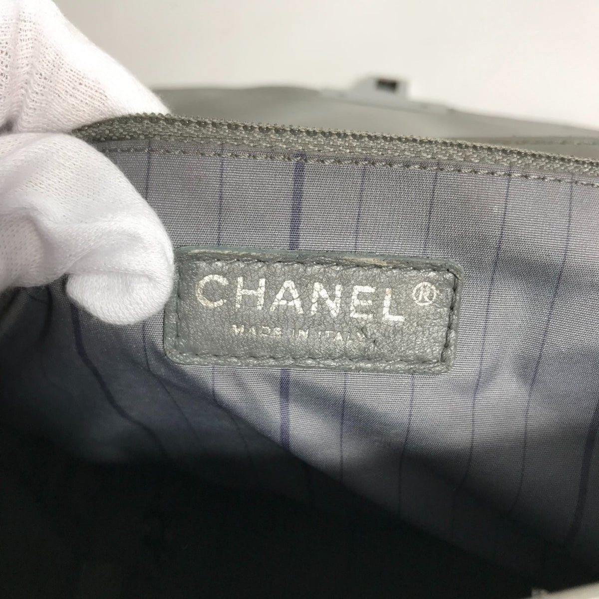 Chanel Gray Leather Handbag Shoulder Bag (Pre-Owned)
