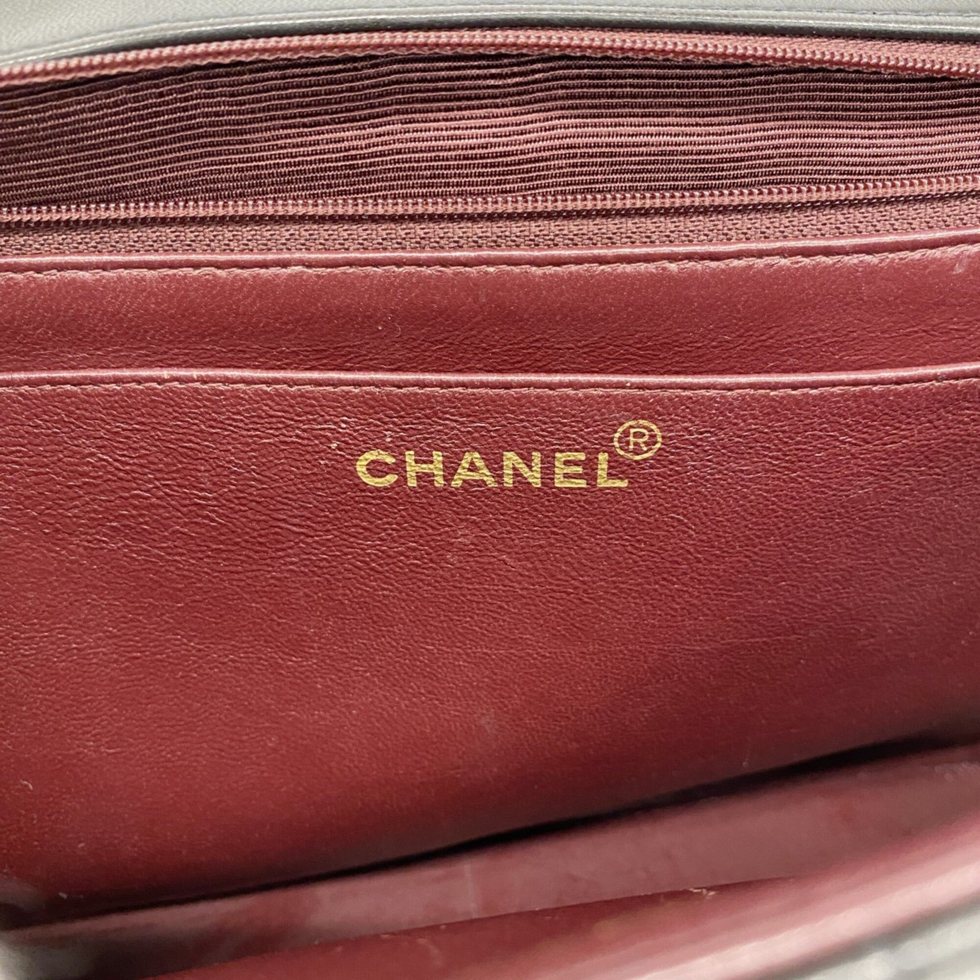 Chanel Black Leather Shoulder Bag (Pre-Owned)