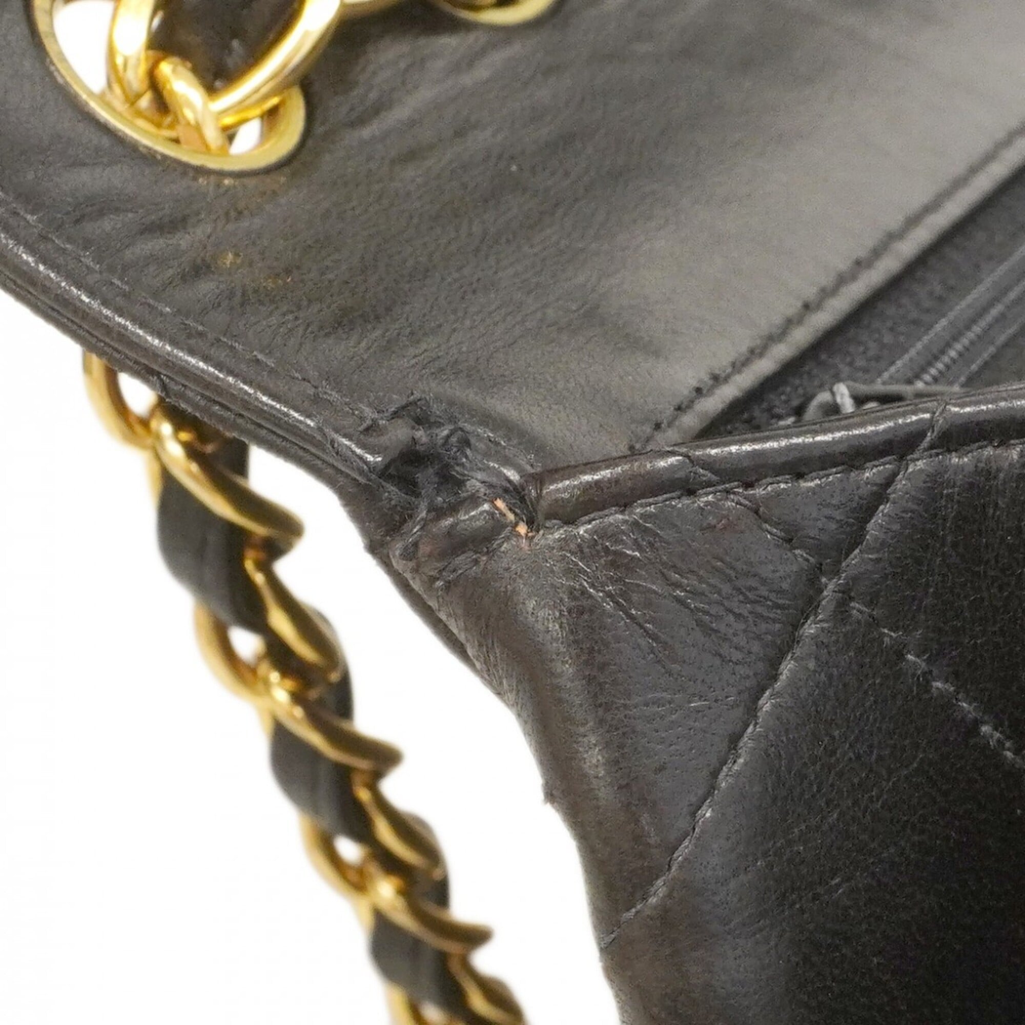 Chanel Black Leather Shoulder Bag (Pre-Owned)