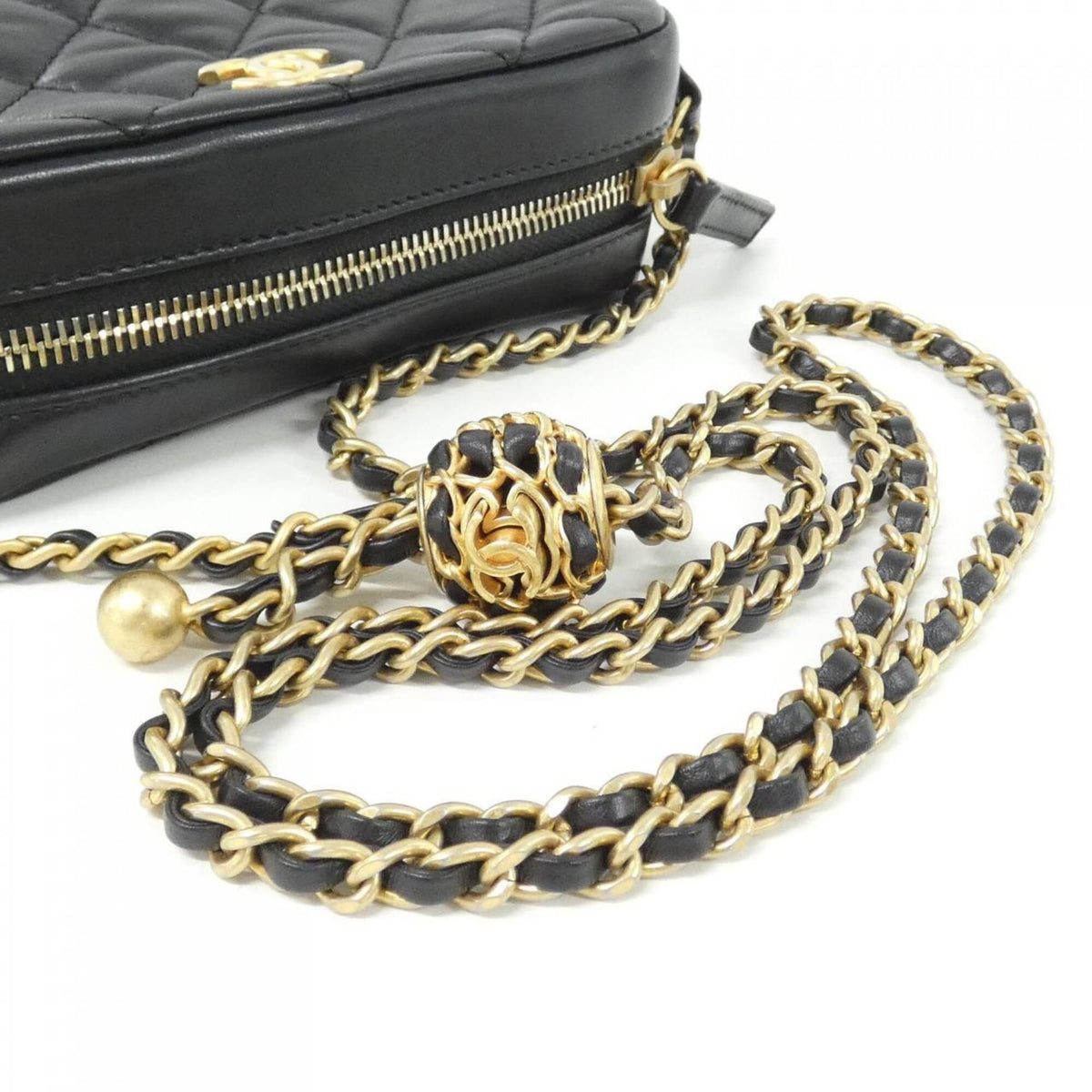 Chanel Black Leather Shoulder Bag (Pre-Owned)
