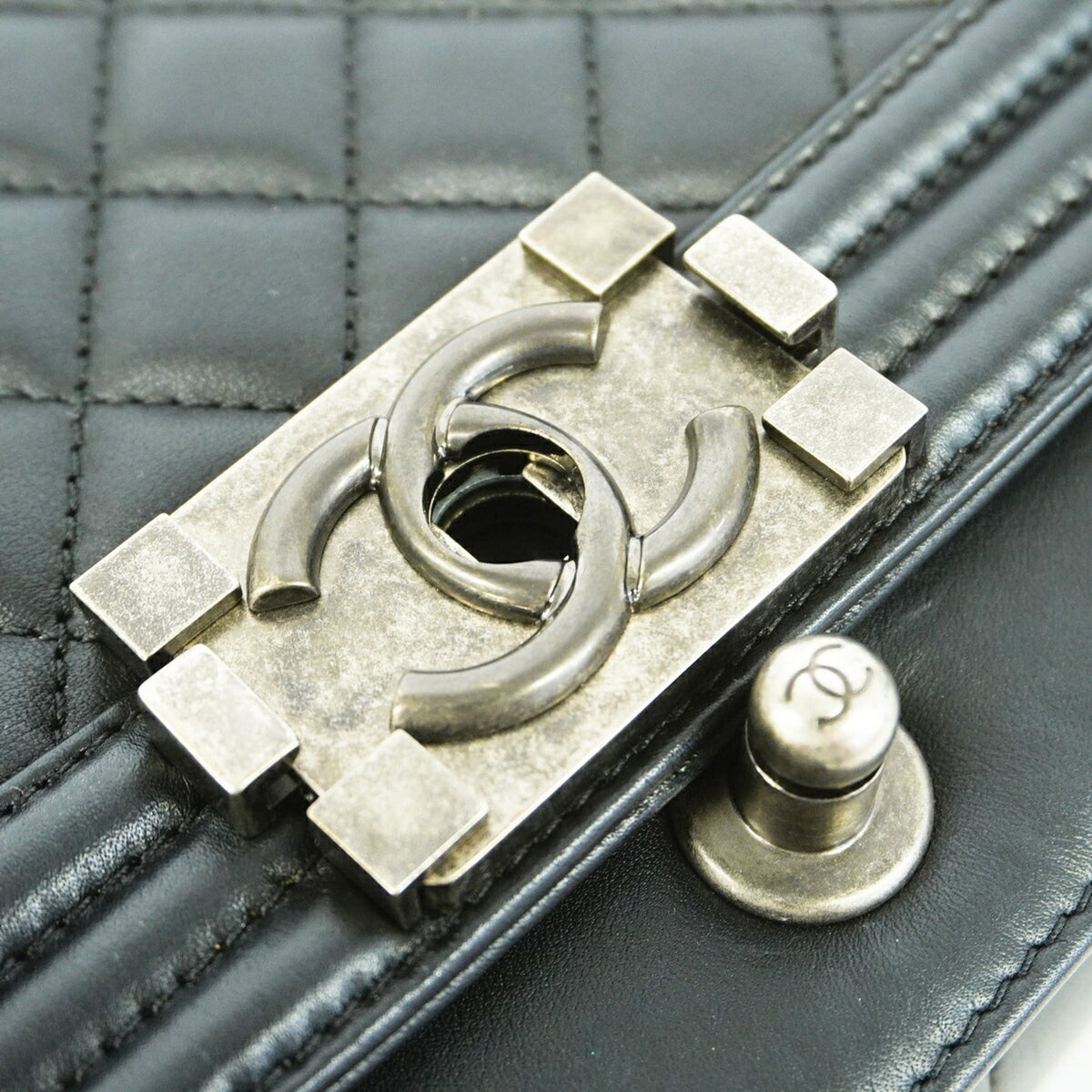 Chanel Black Leather Shoulder Bag (Pre-Owned)